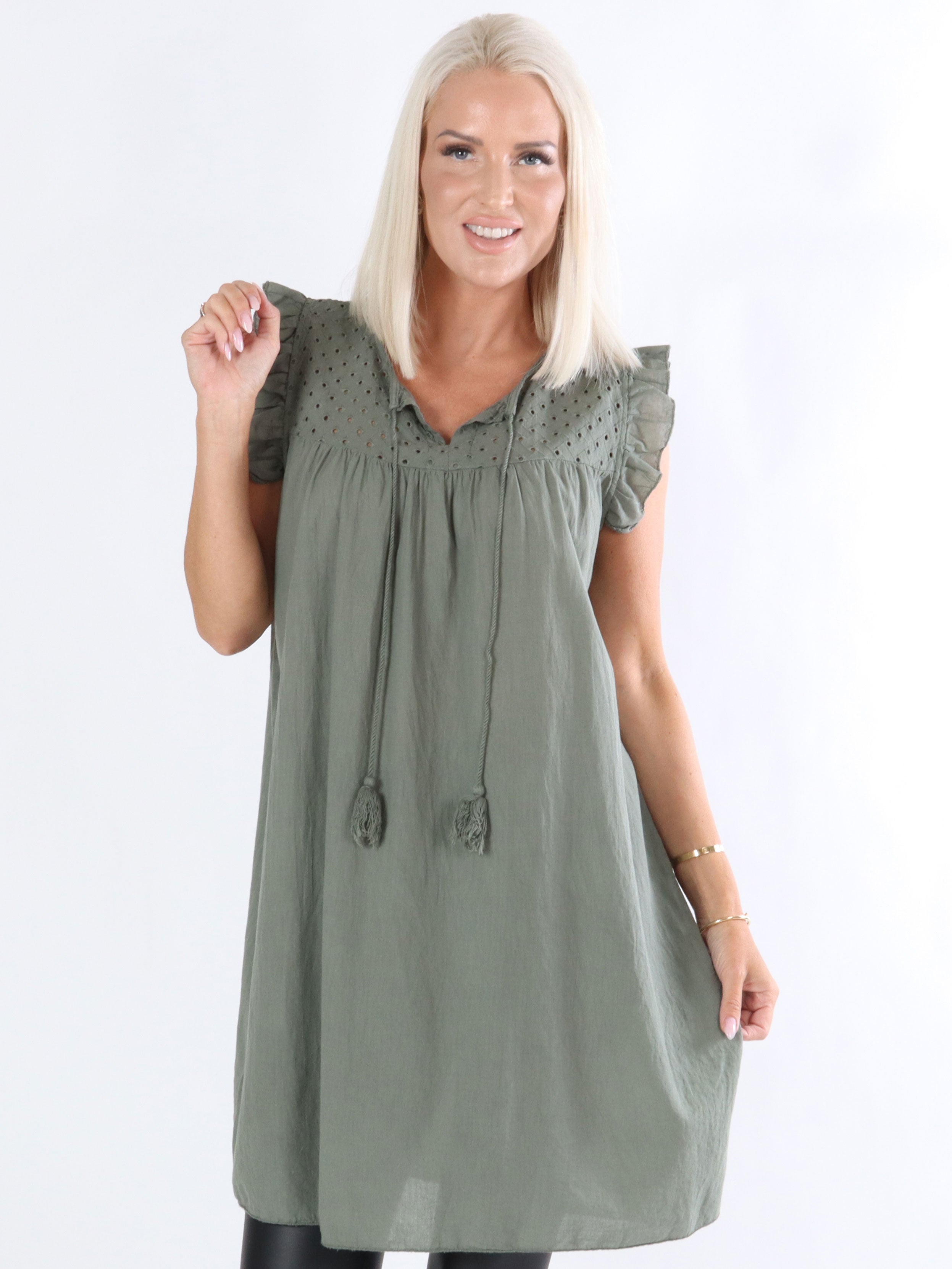 Dora - Tunika med söta detaljer och volangärmar