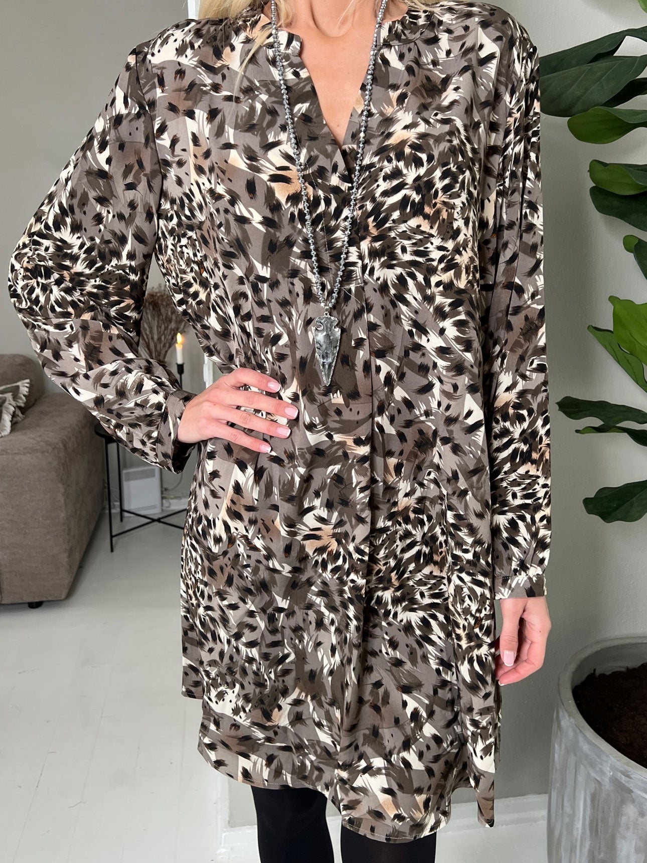 Dove - Lätt tunikaklänning med mönster - Taupe