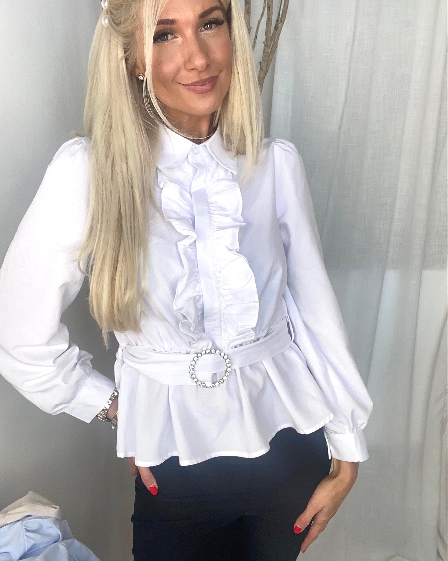 Lina - Feminin skjorta med volanger och knäppning