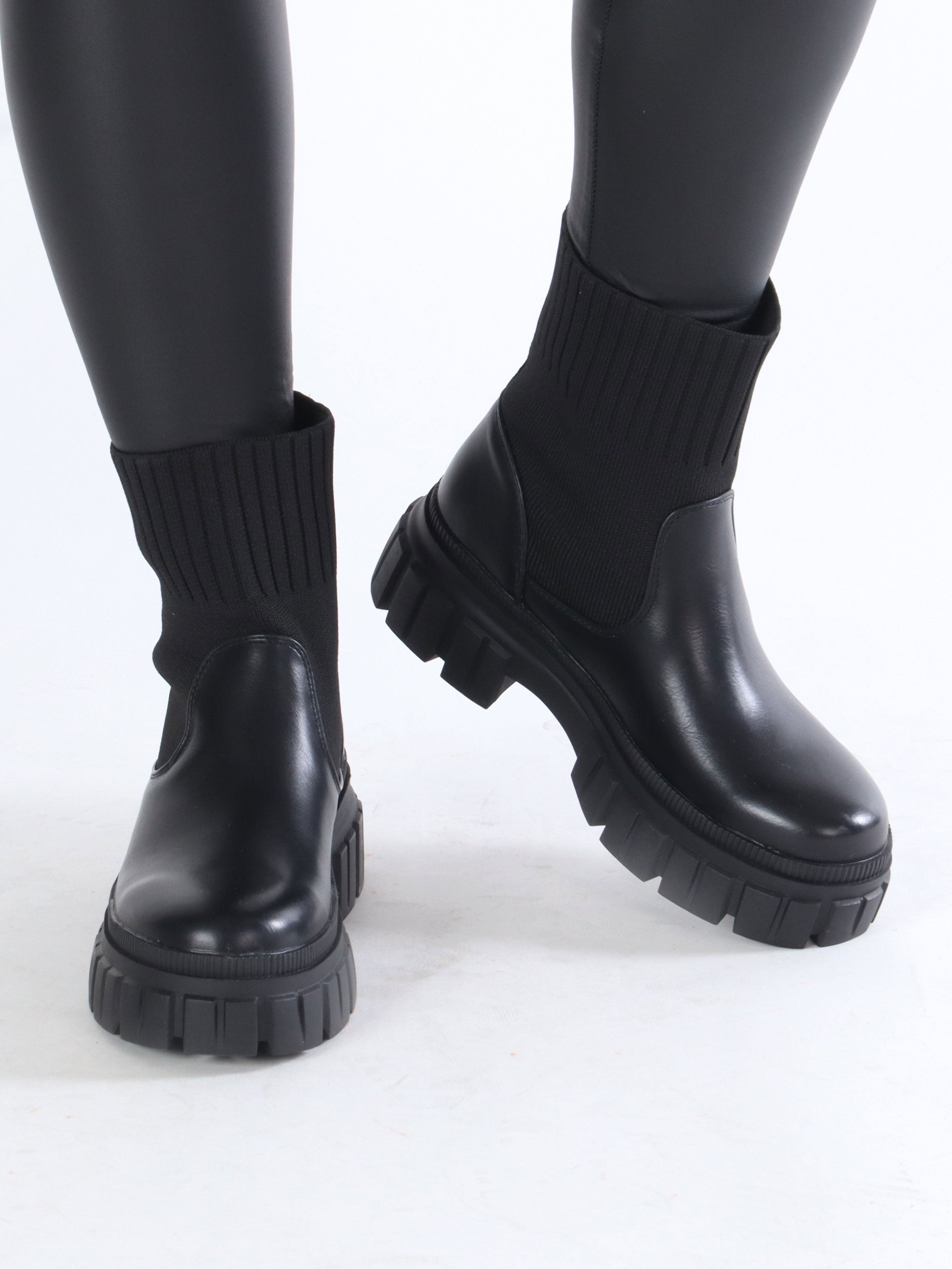 Ebba - Svarta grova stövlar med stickning