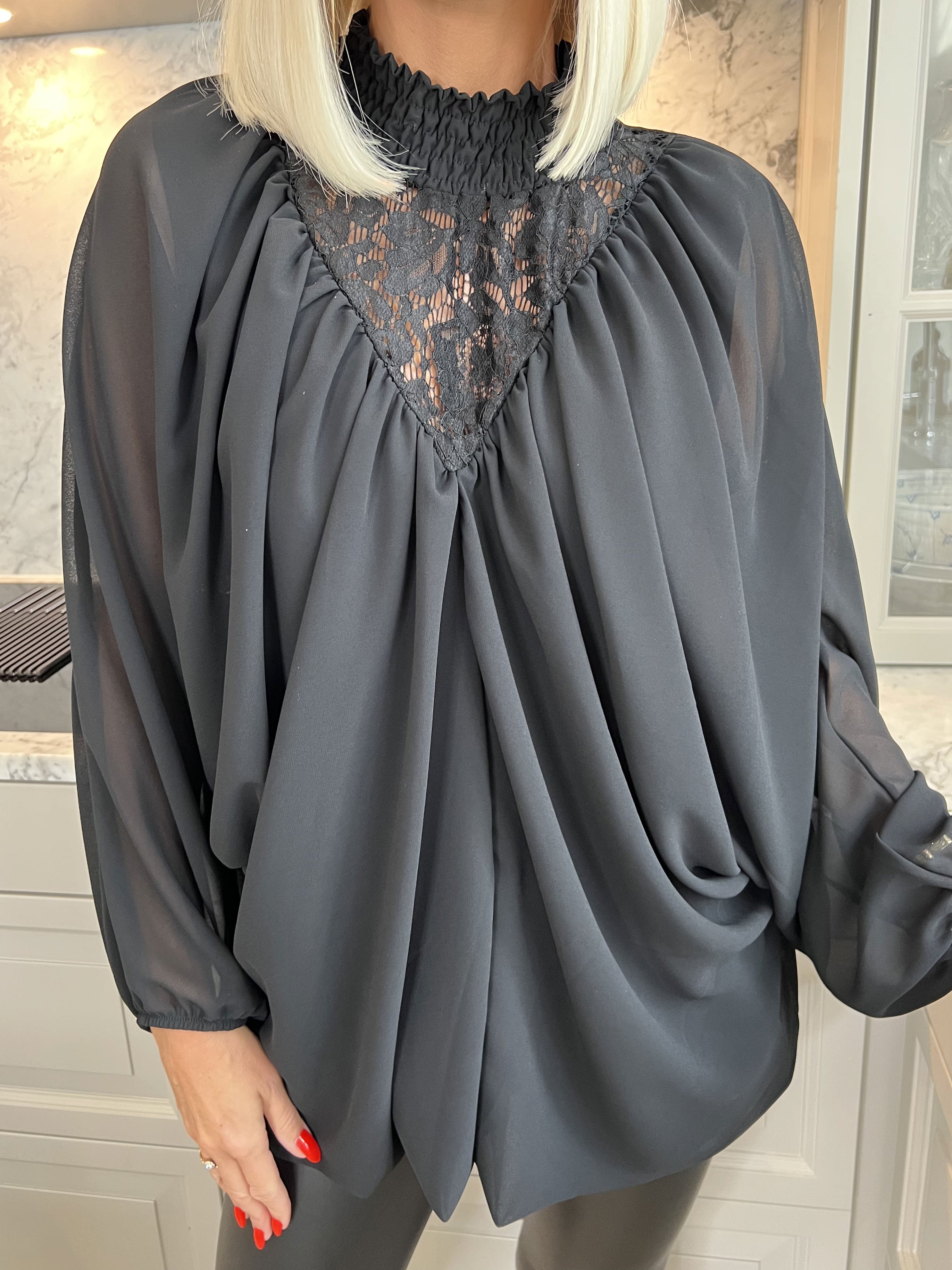 Edina - Söt blus med vida ballongärmar