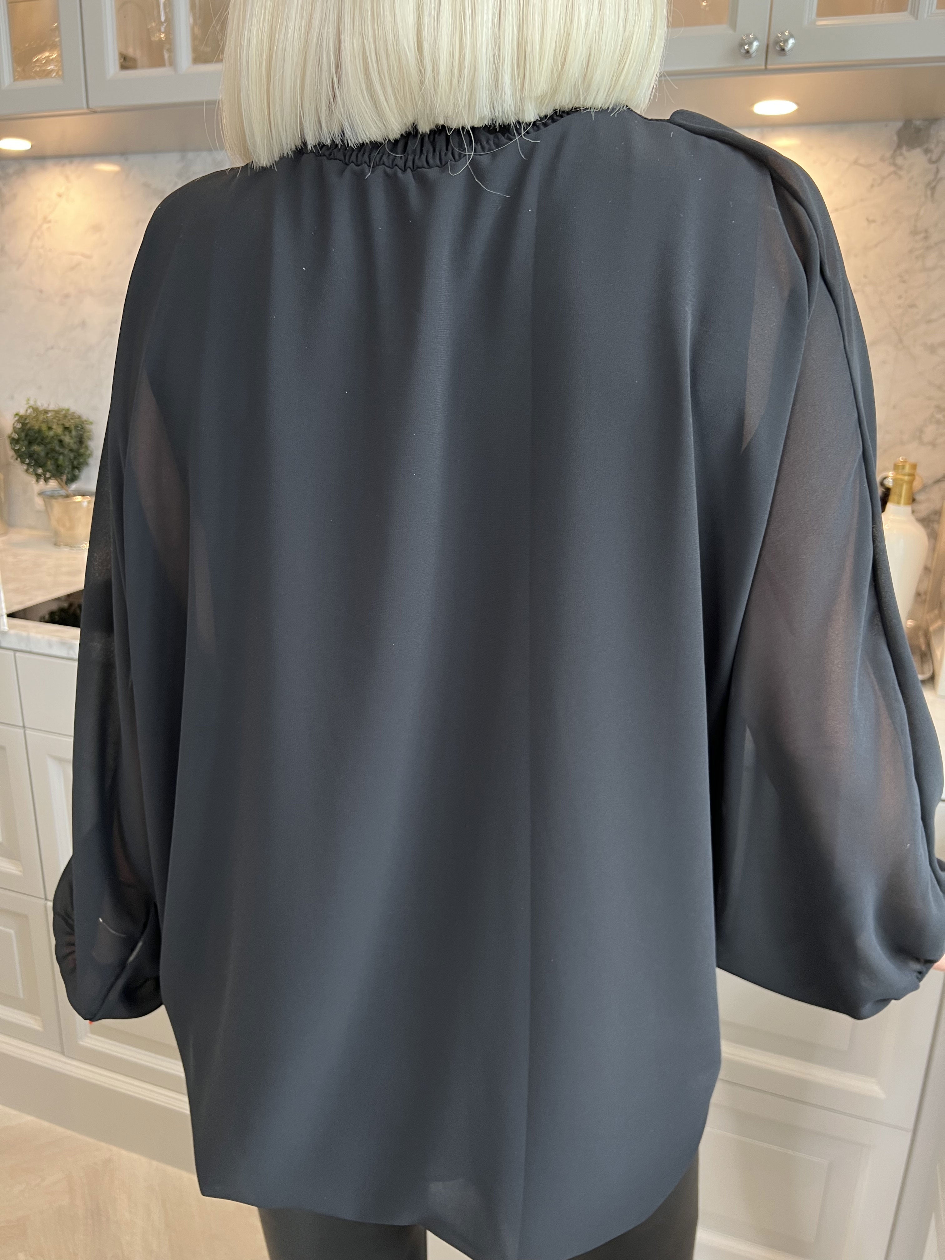 Edina - Söt blus med vida ballongärmar