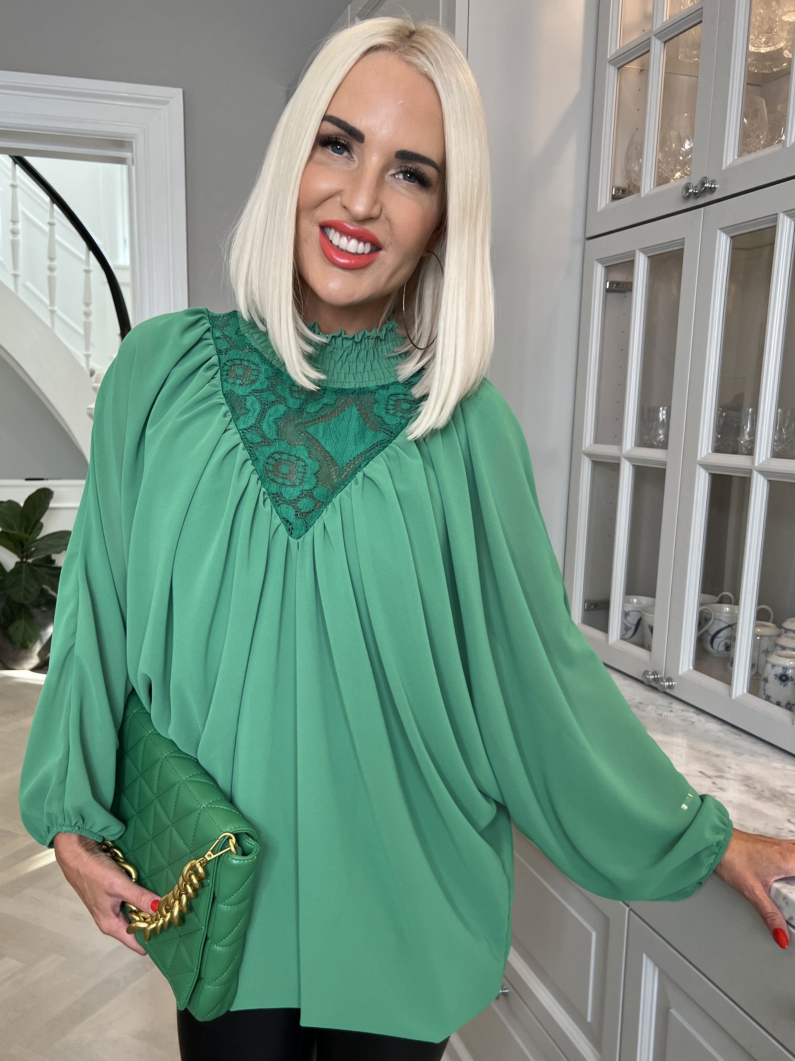 Edina - Söt blus med vida ballongärmar - White