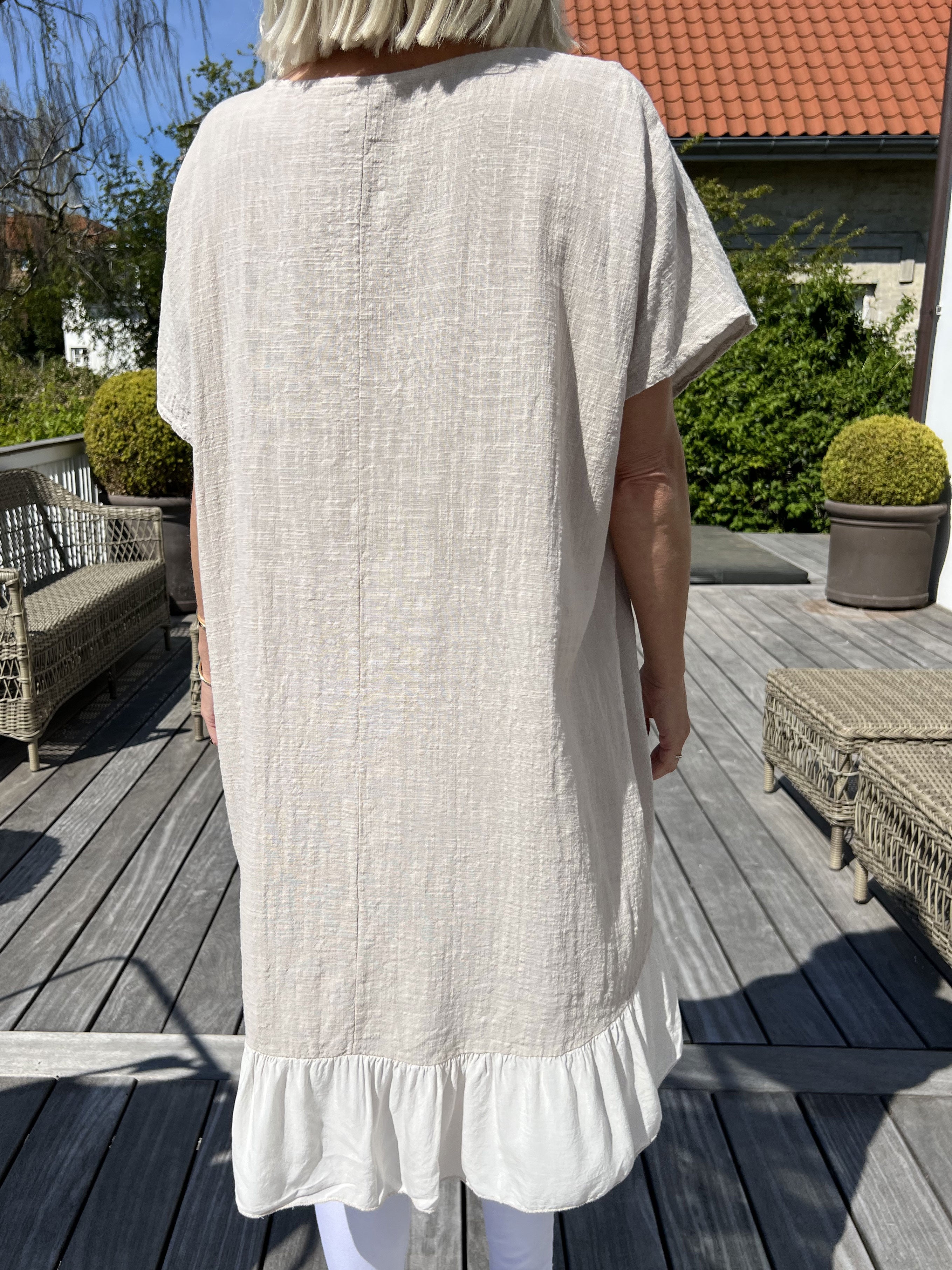 Elba - Tunika med förskjuten längd och volanger - Beige