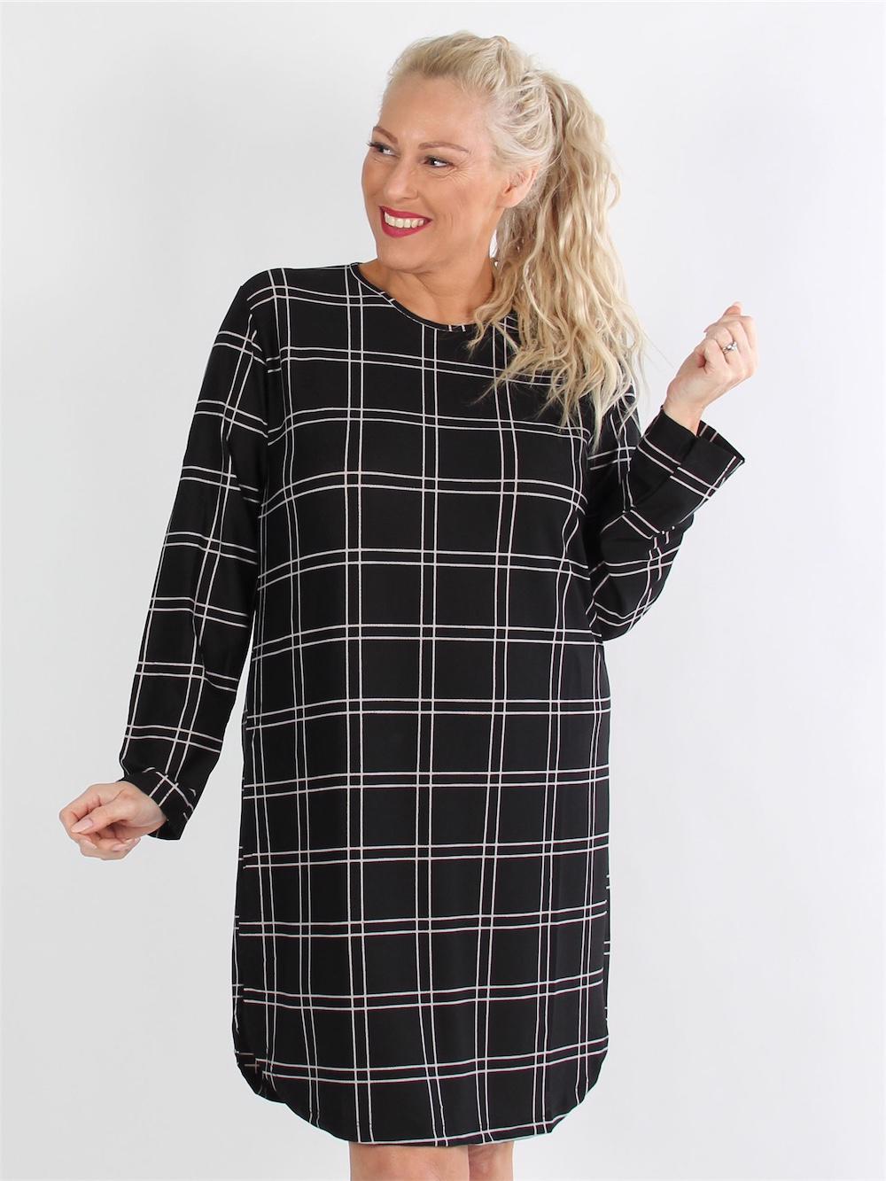 Elena - Svart rutig klänning med långa ärmar
