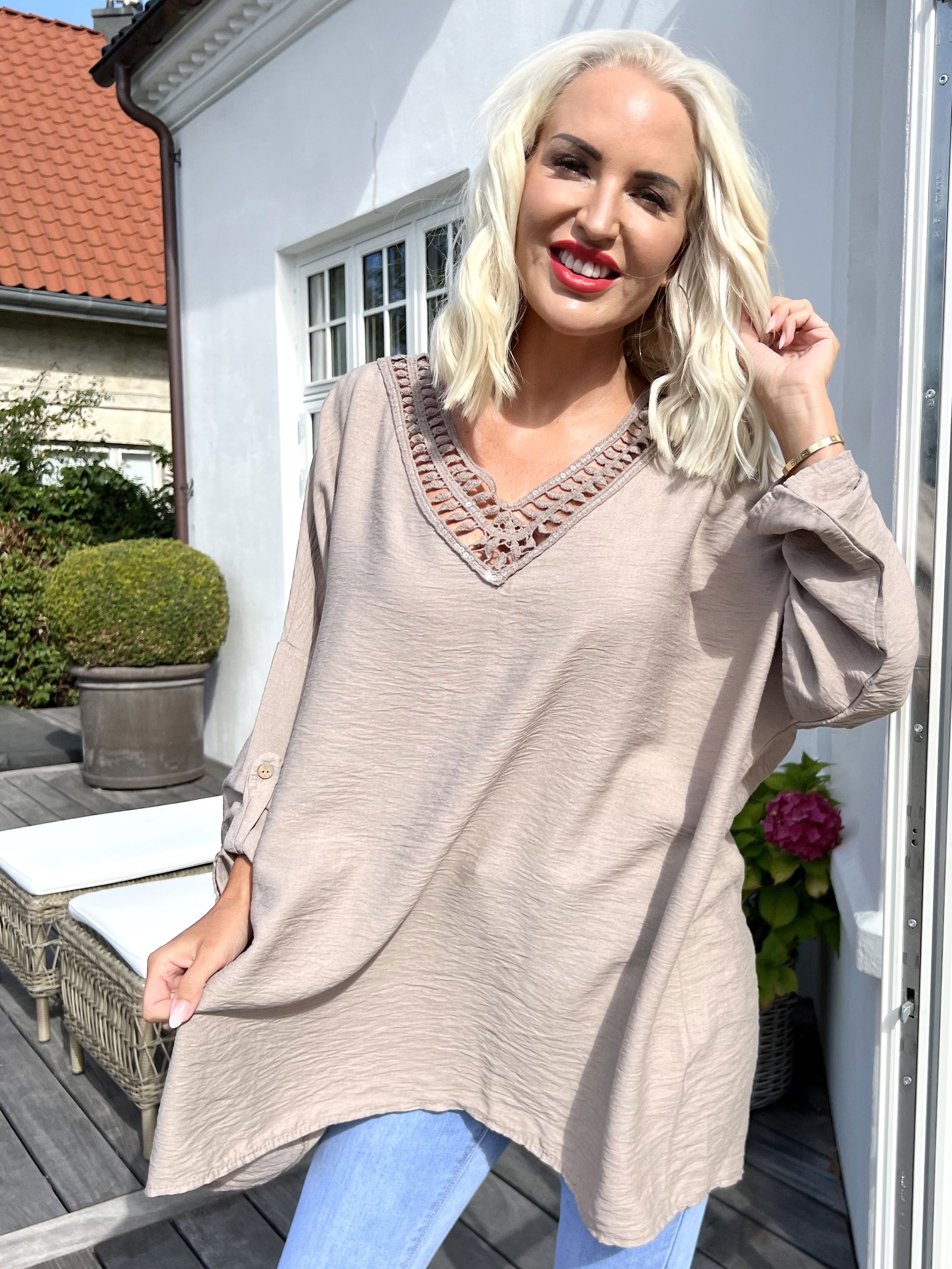 Elina - Tunika med paljetter och broderier - Taupe