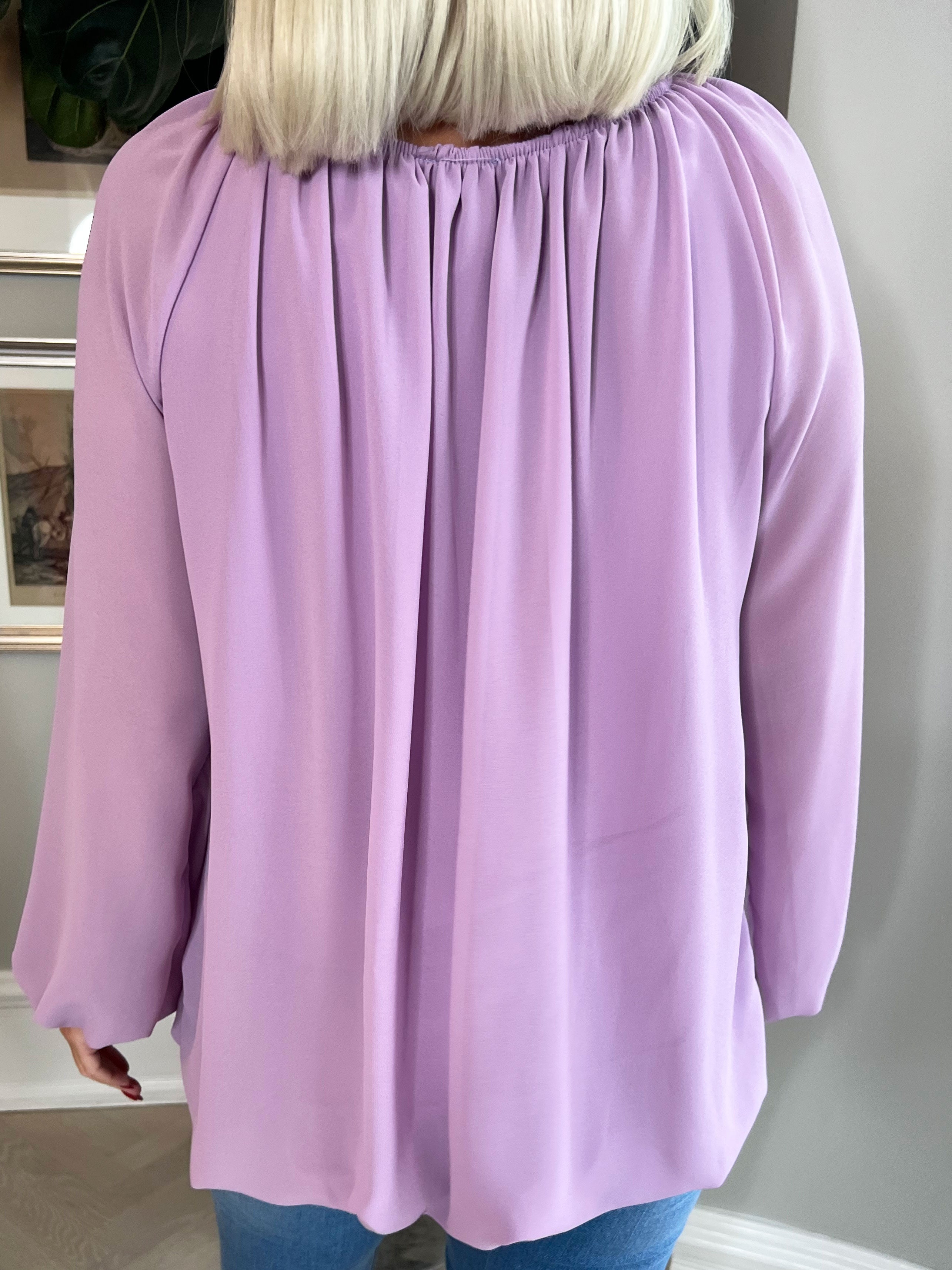 Ellen - Enkel tunika med elastisk halsringning - Lavender