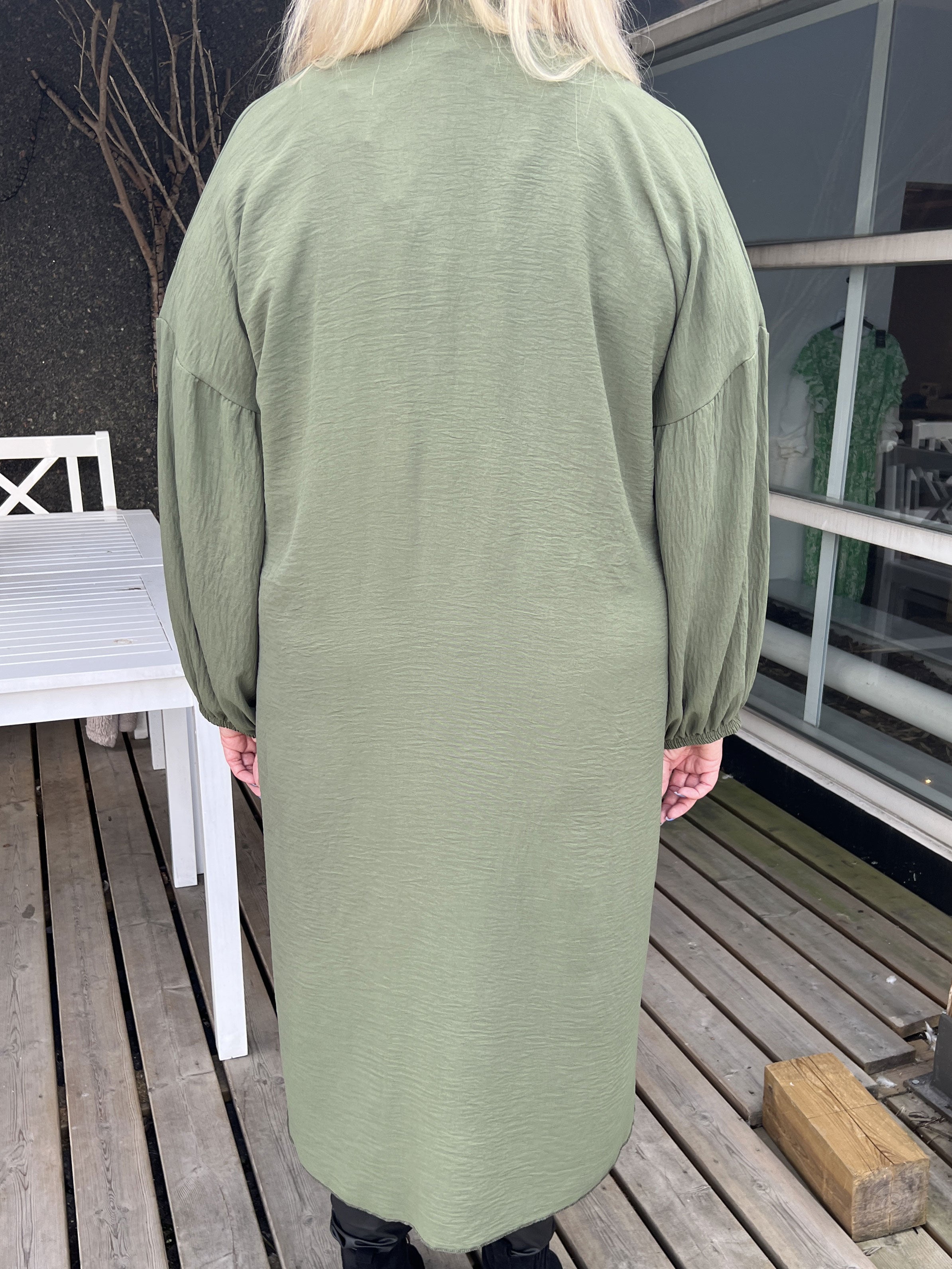 Ellen - Söt plus size kofta med ballongärmar