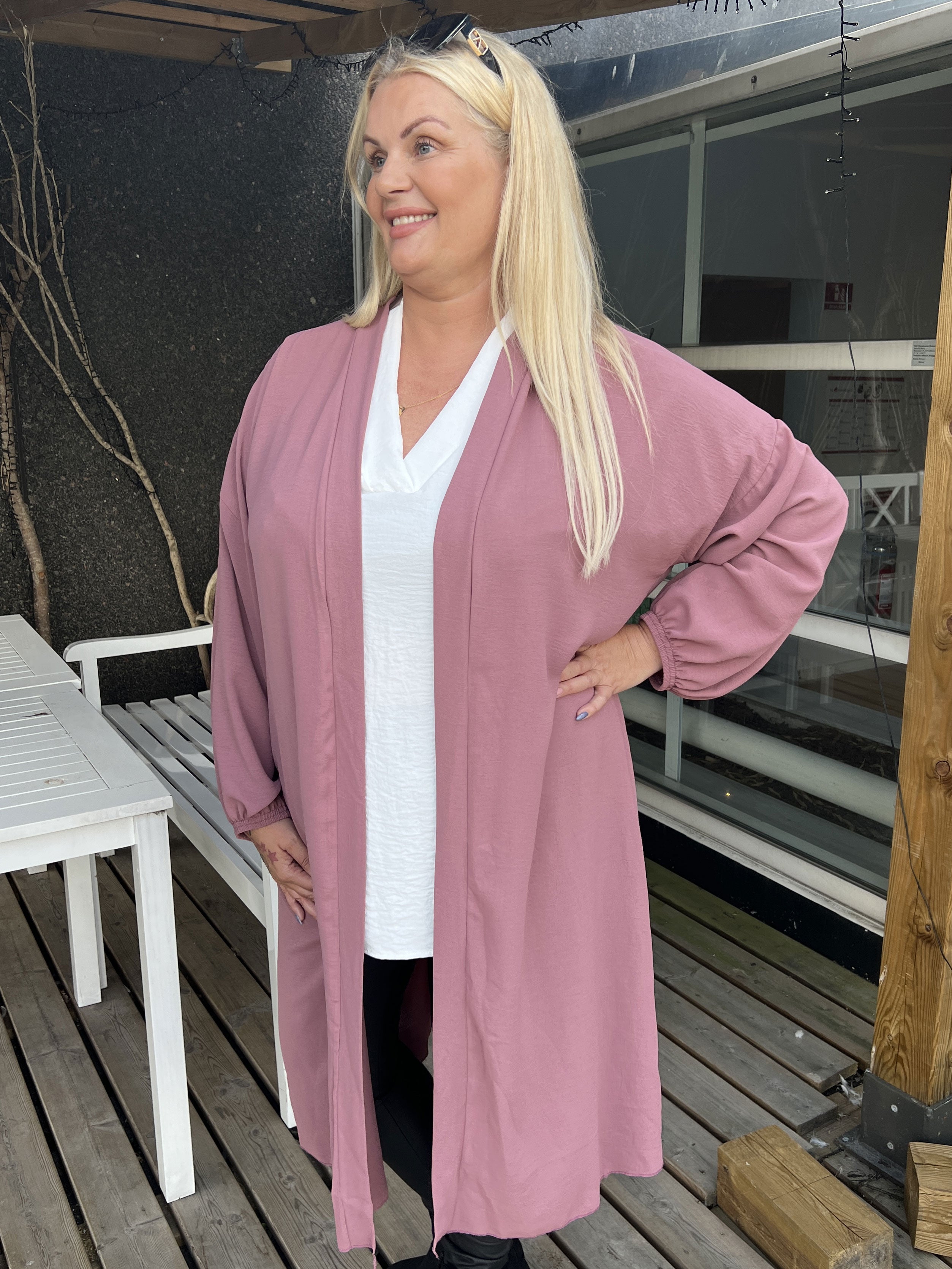 Ellen - Söt plus size kofta med ballongärmar