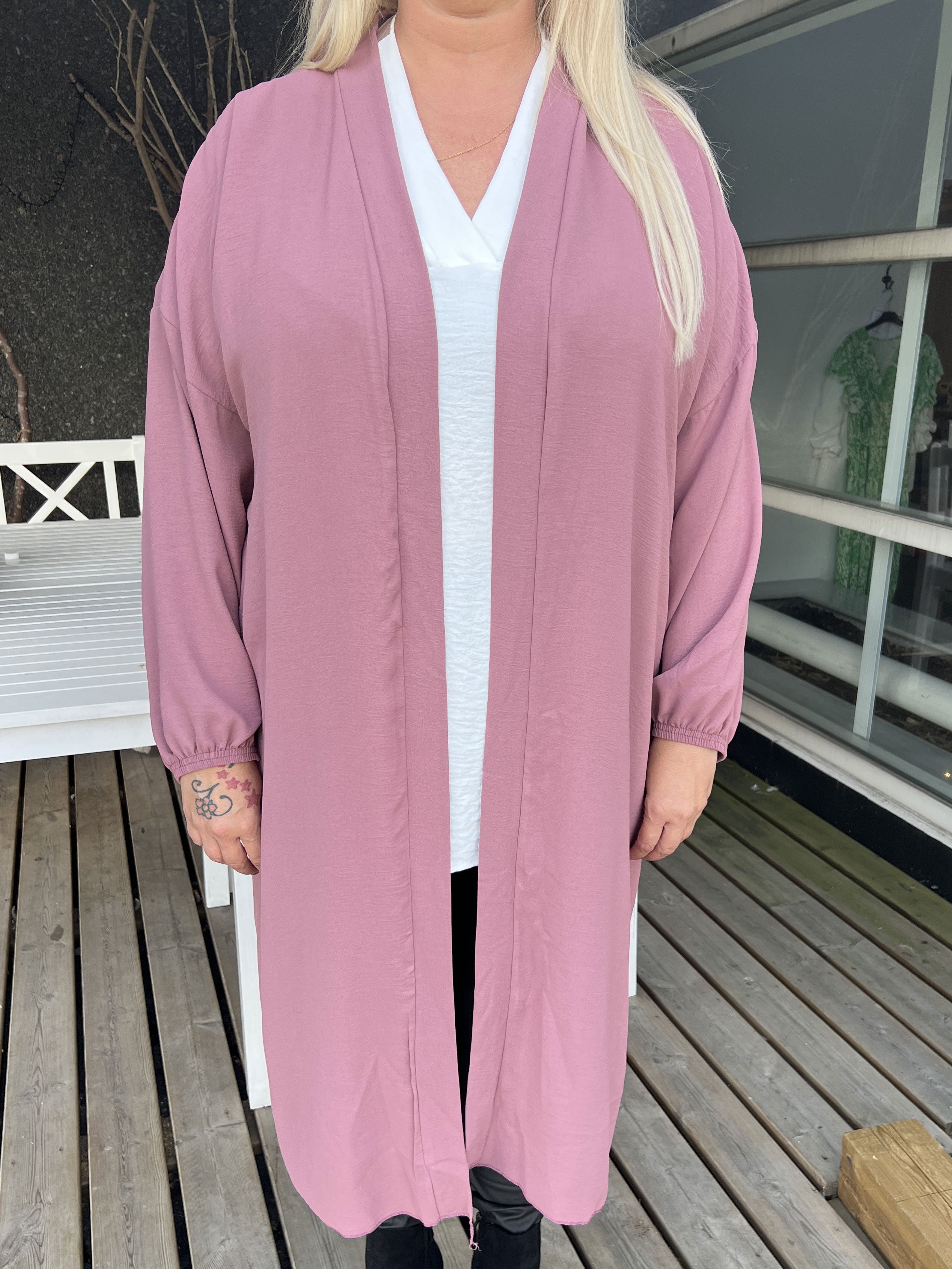 Ellen - Söt plus size kofta med ballongärmar