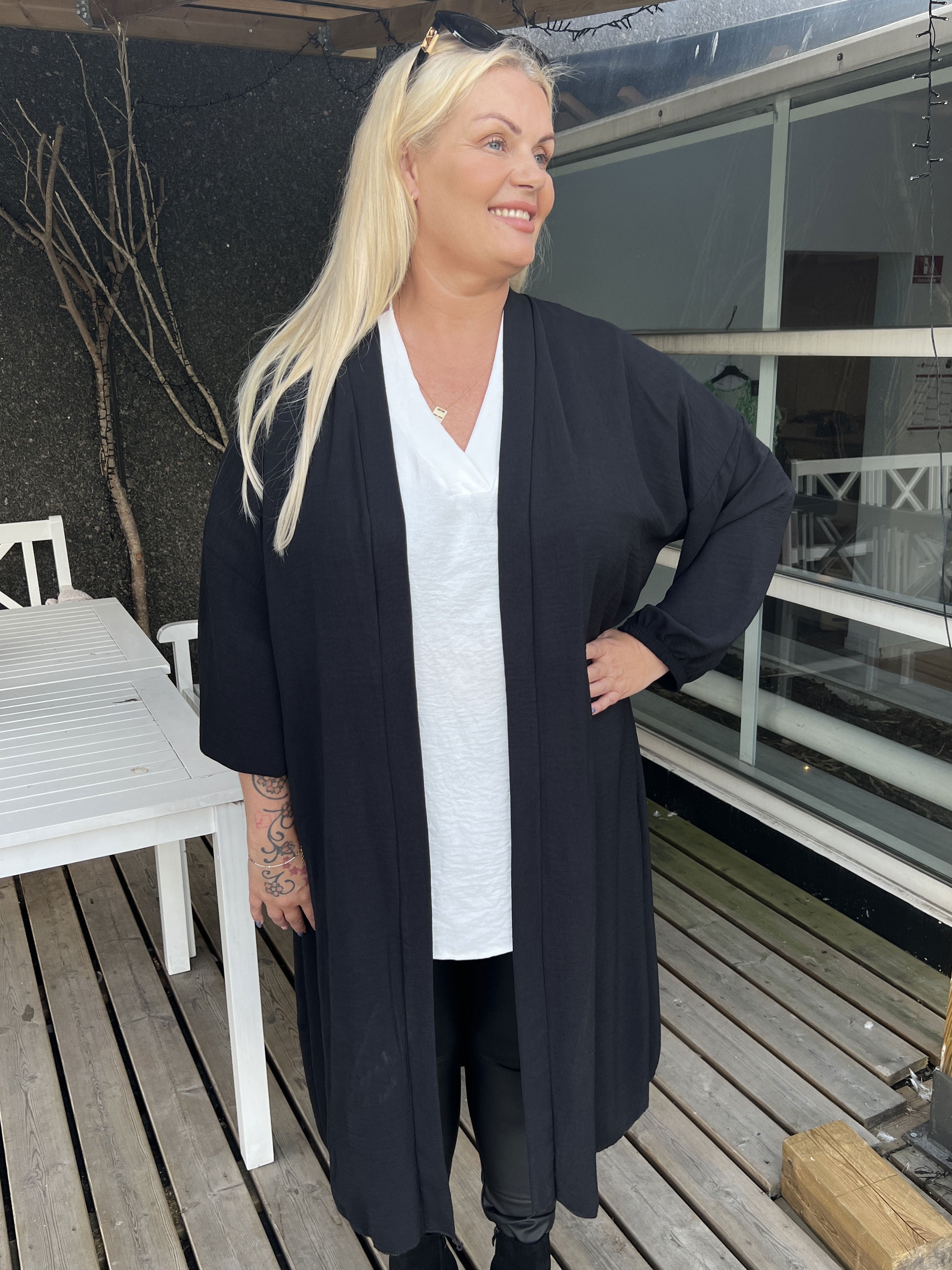 Ellen - Söt plus size kofta med ballongärmar - Black
