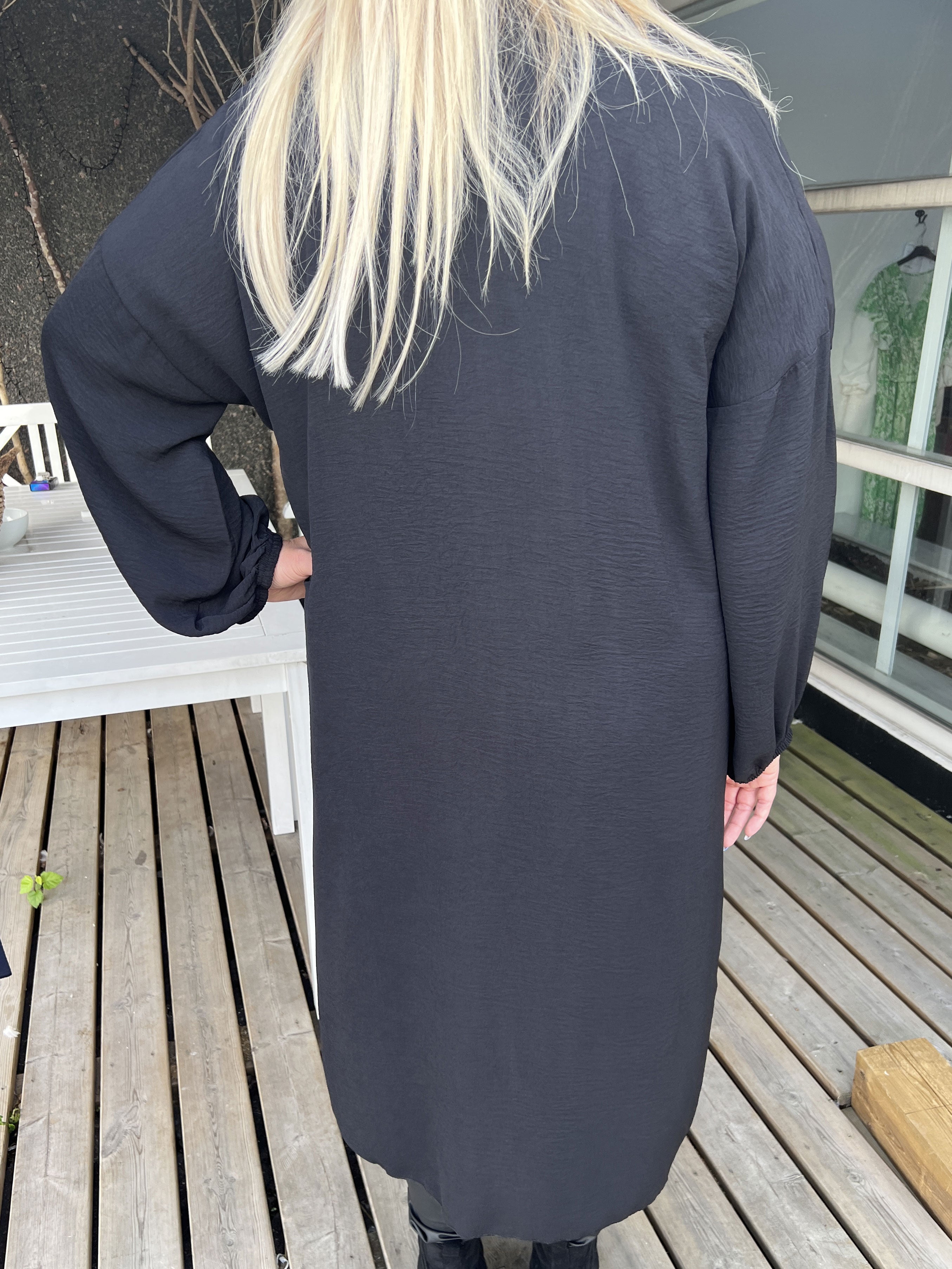 Ellen - Söt plus size kofta med ballongärmar - Navy
