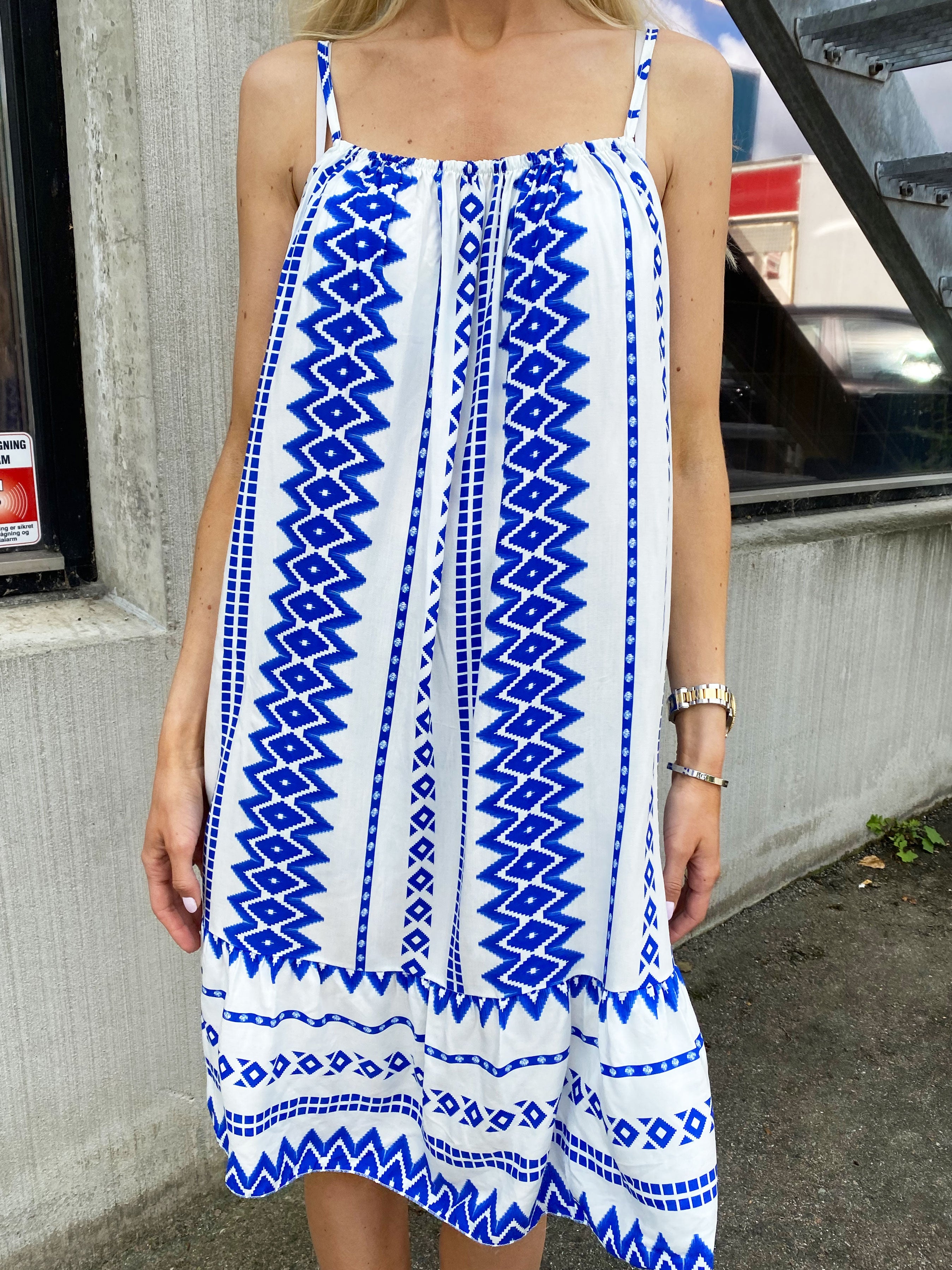 Ellie Summer - Vit klänning med färgat mönster