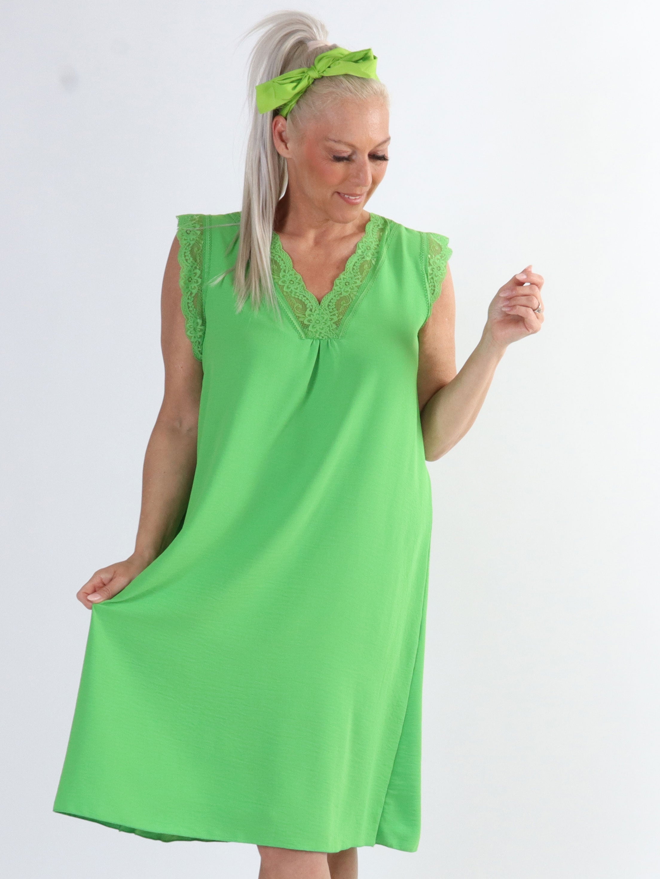 Elly - Söt sommarklänning i plus size med söt spets - Pink