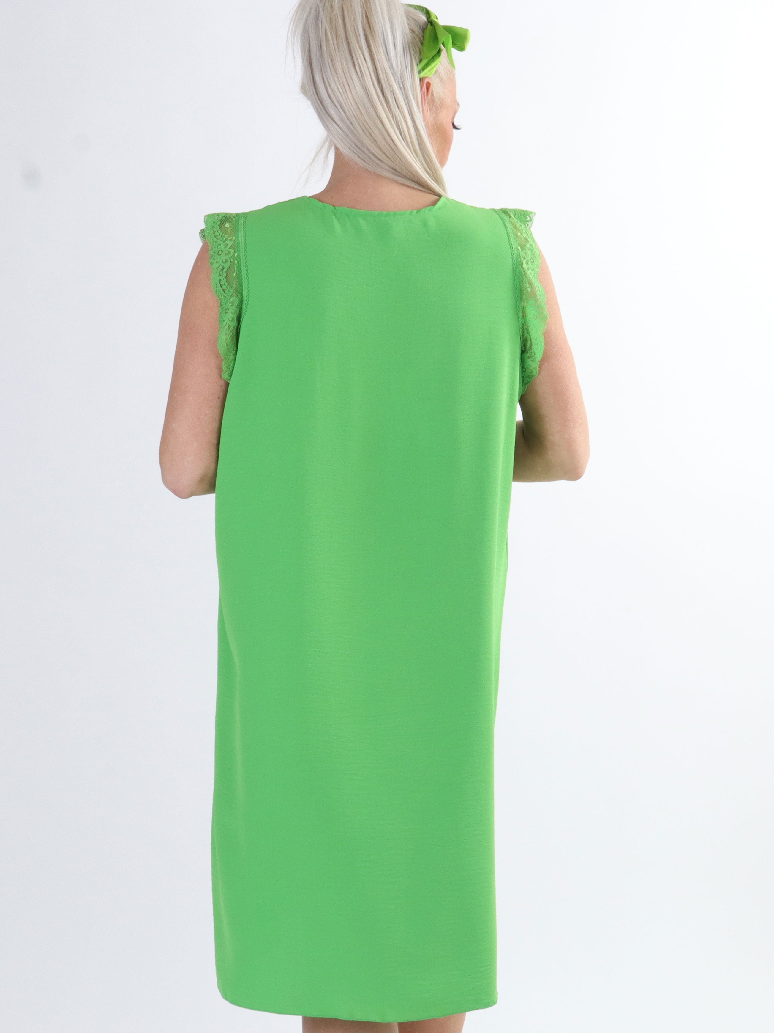 Elly - Söt sommarklänning i plus size med söt spets - Black