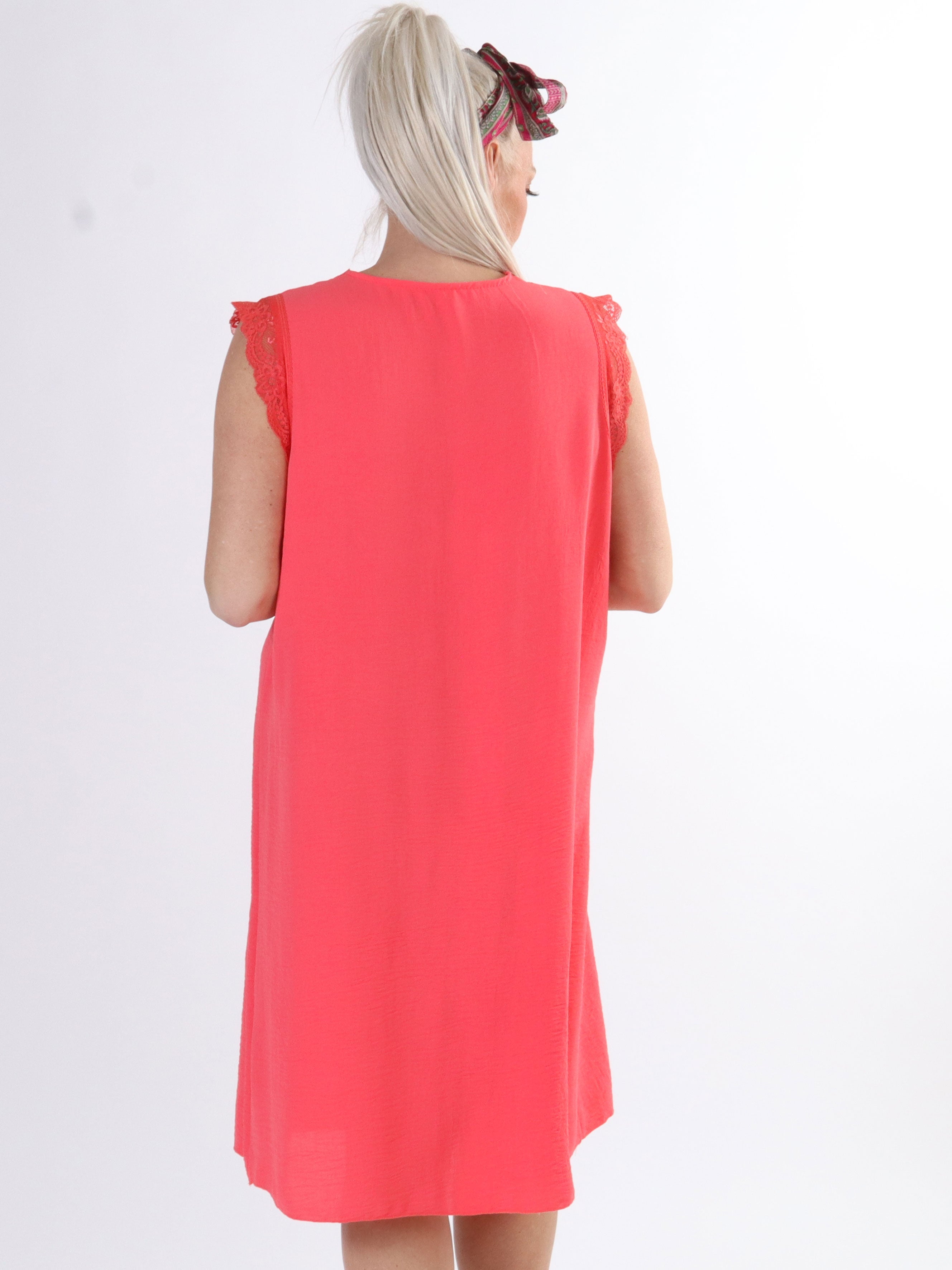 Elly - Söt sommarklänning i plus size med söt spets