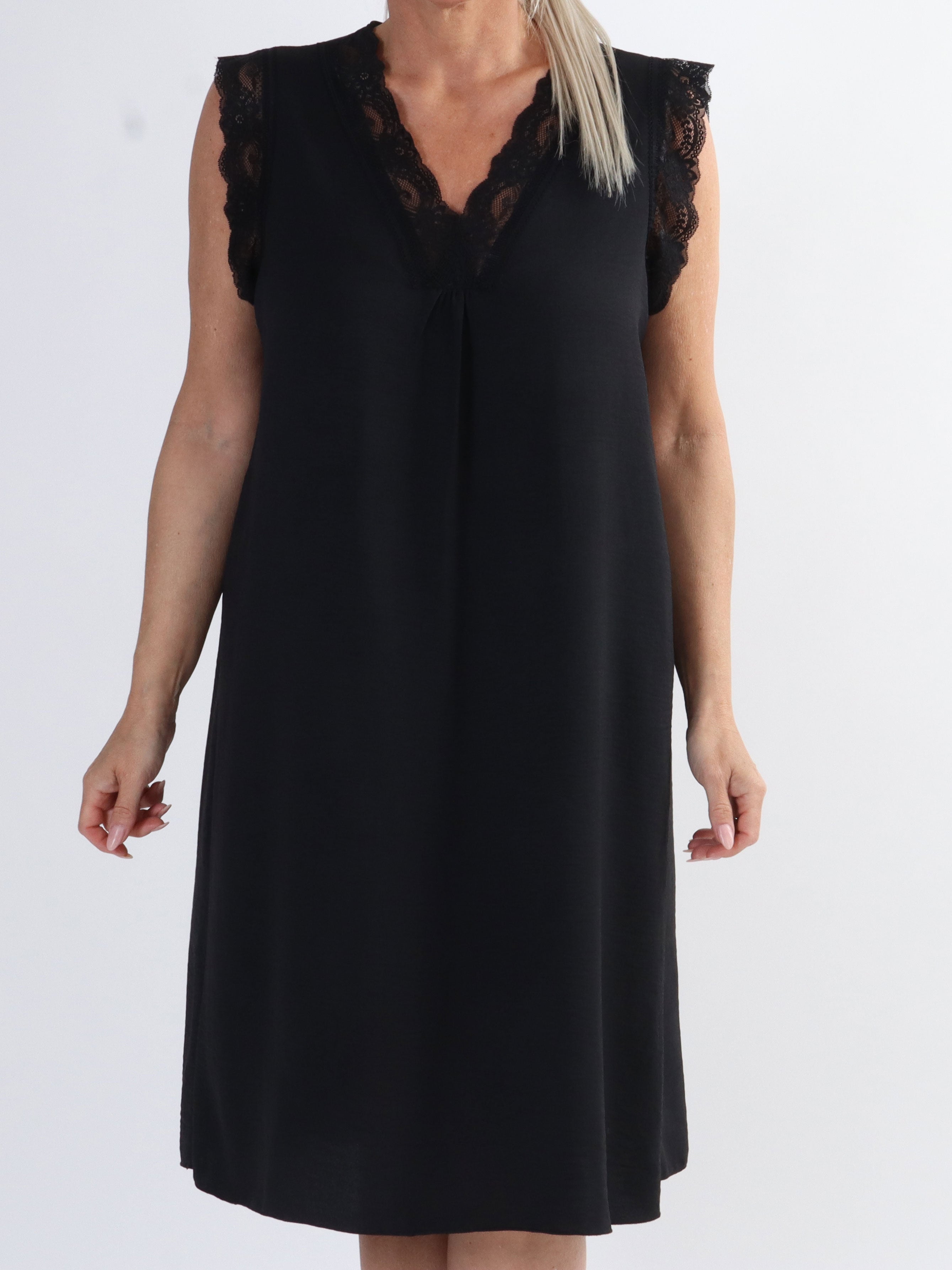 Elly - Söt sommarklänning i plus size med söt spets