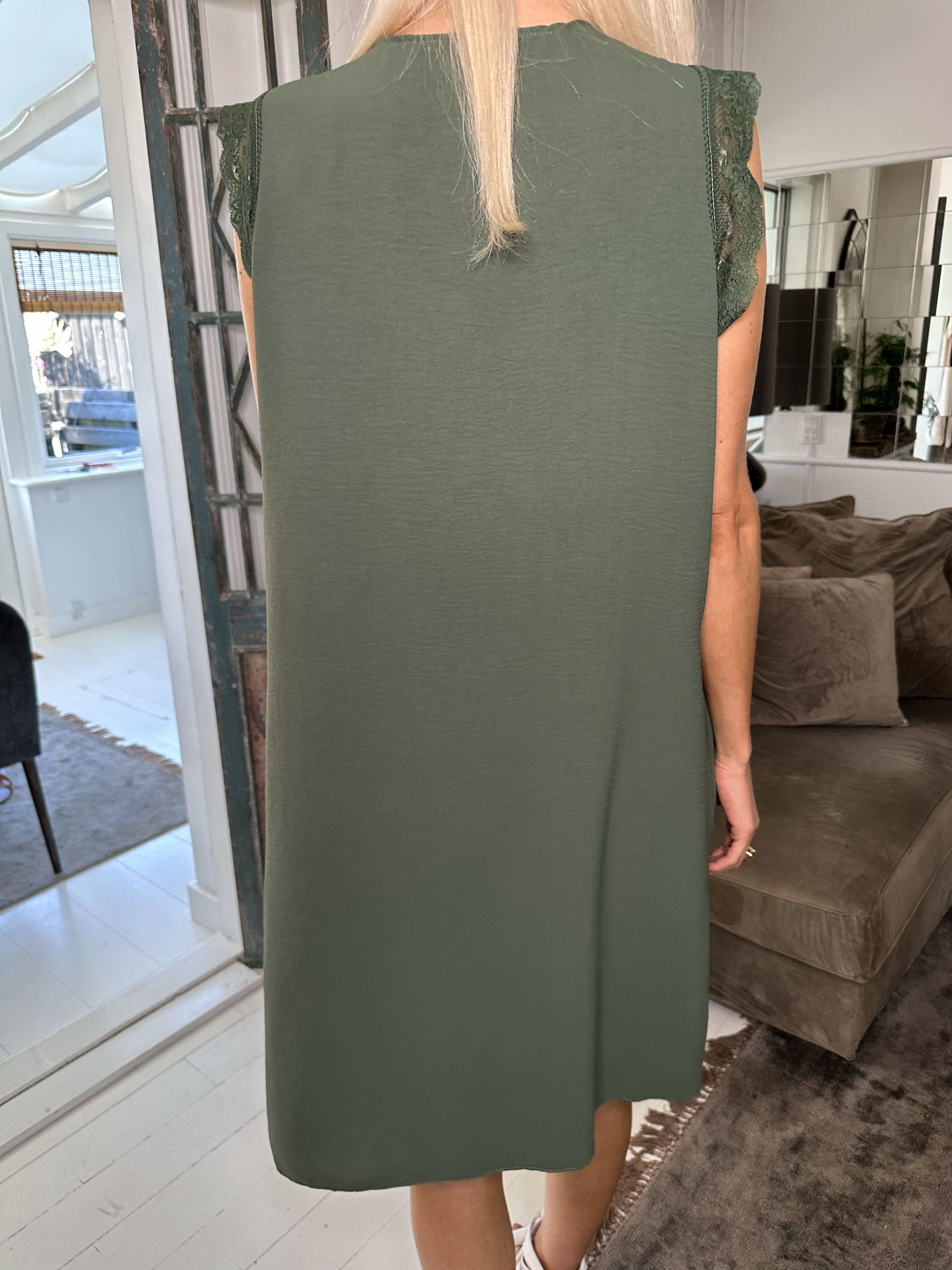 Elly - Söt sommarklänning med spets - Beige