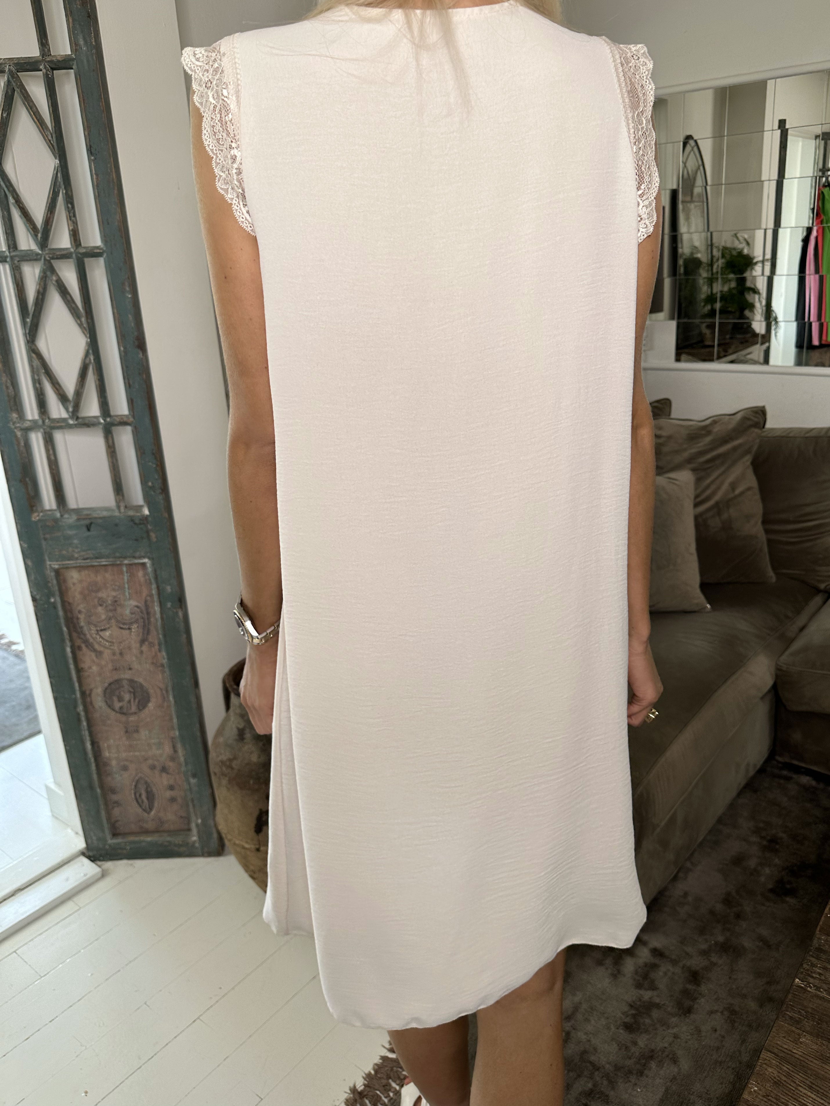 Elly - Söt sommarklänning med spets - Black