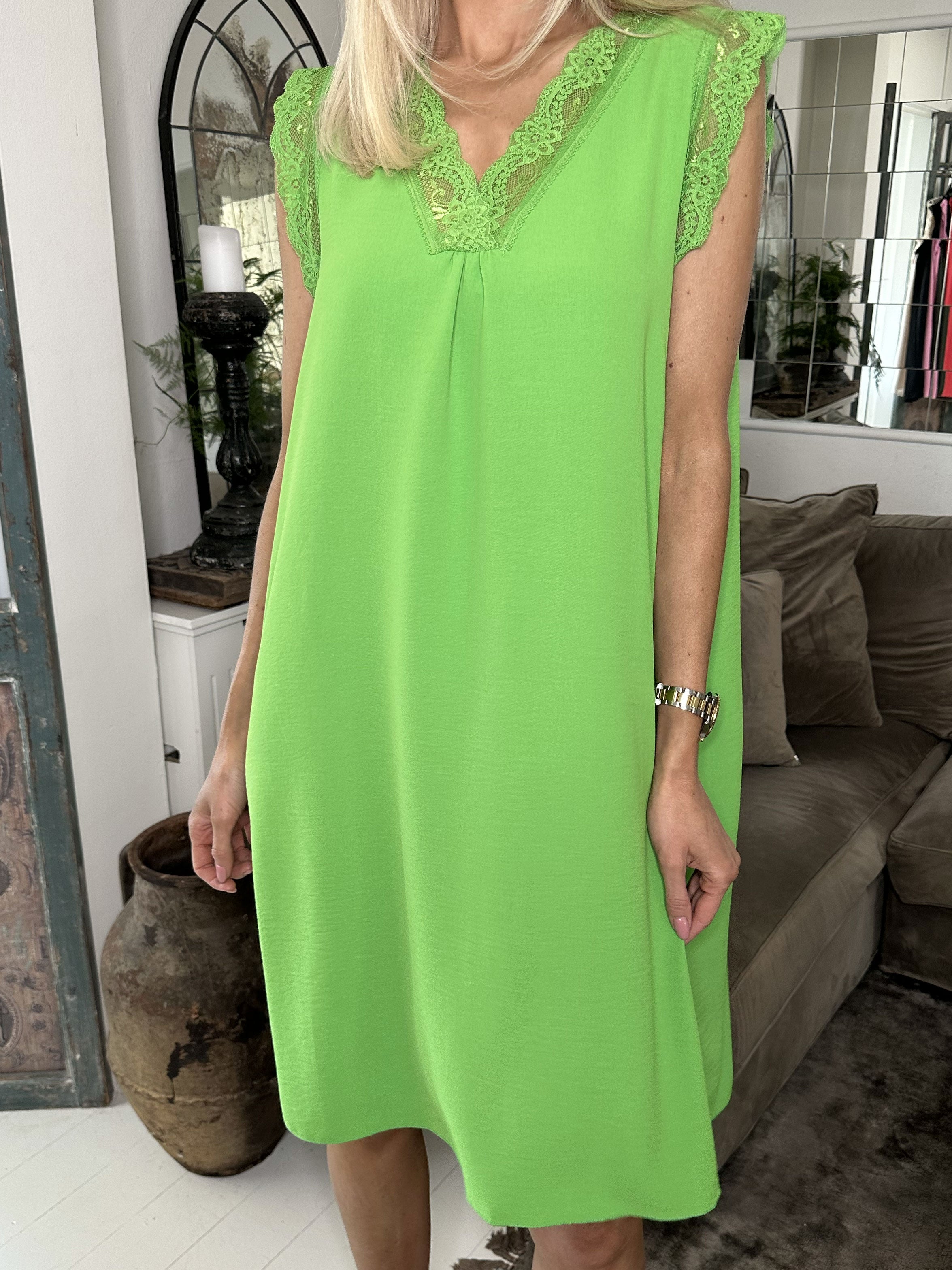 Elly - Söt sommarklänning med spets