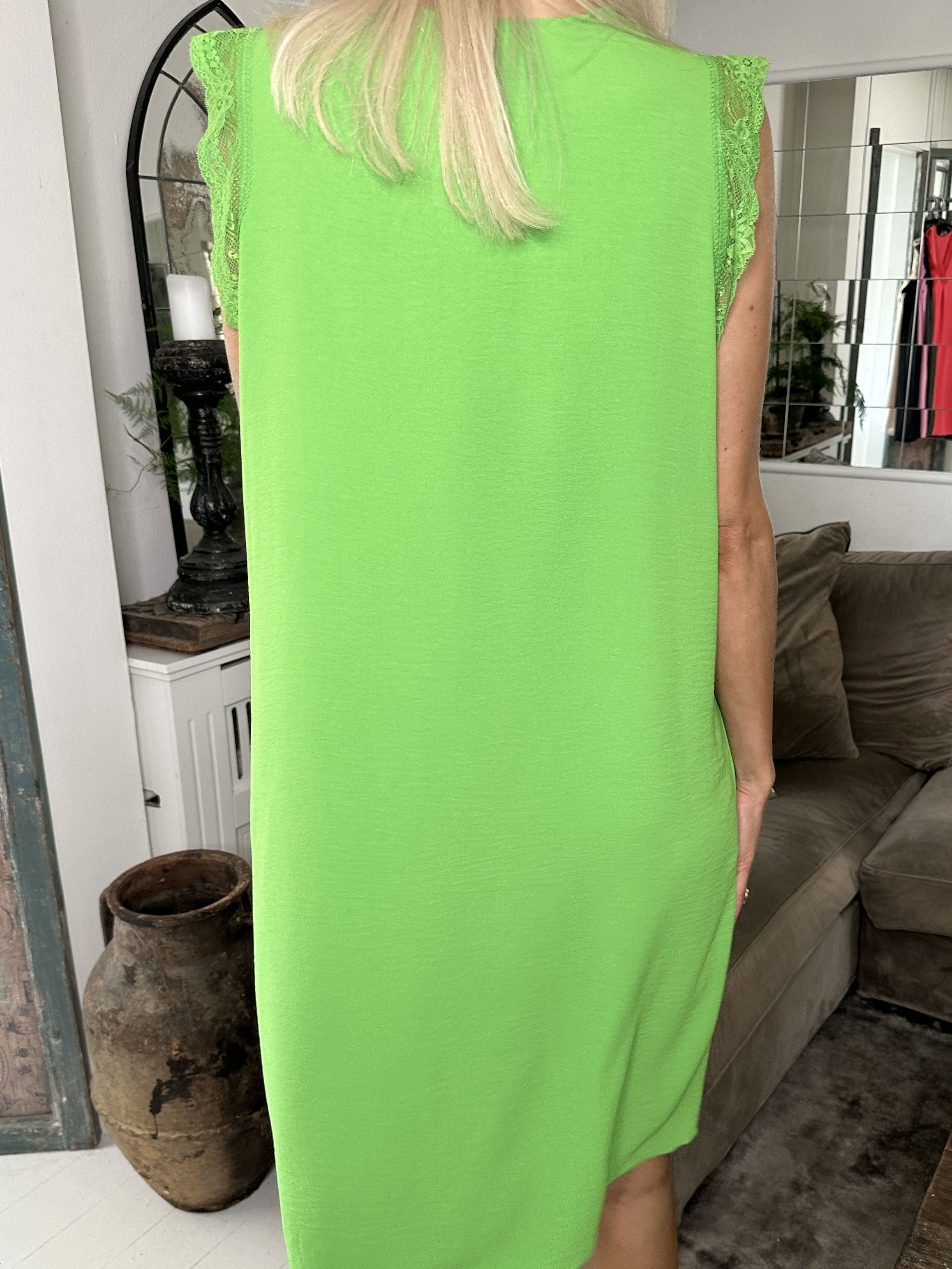 Elly - Söt sommarklänning med spets