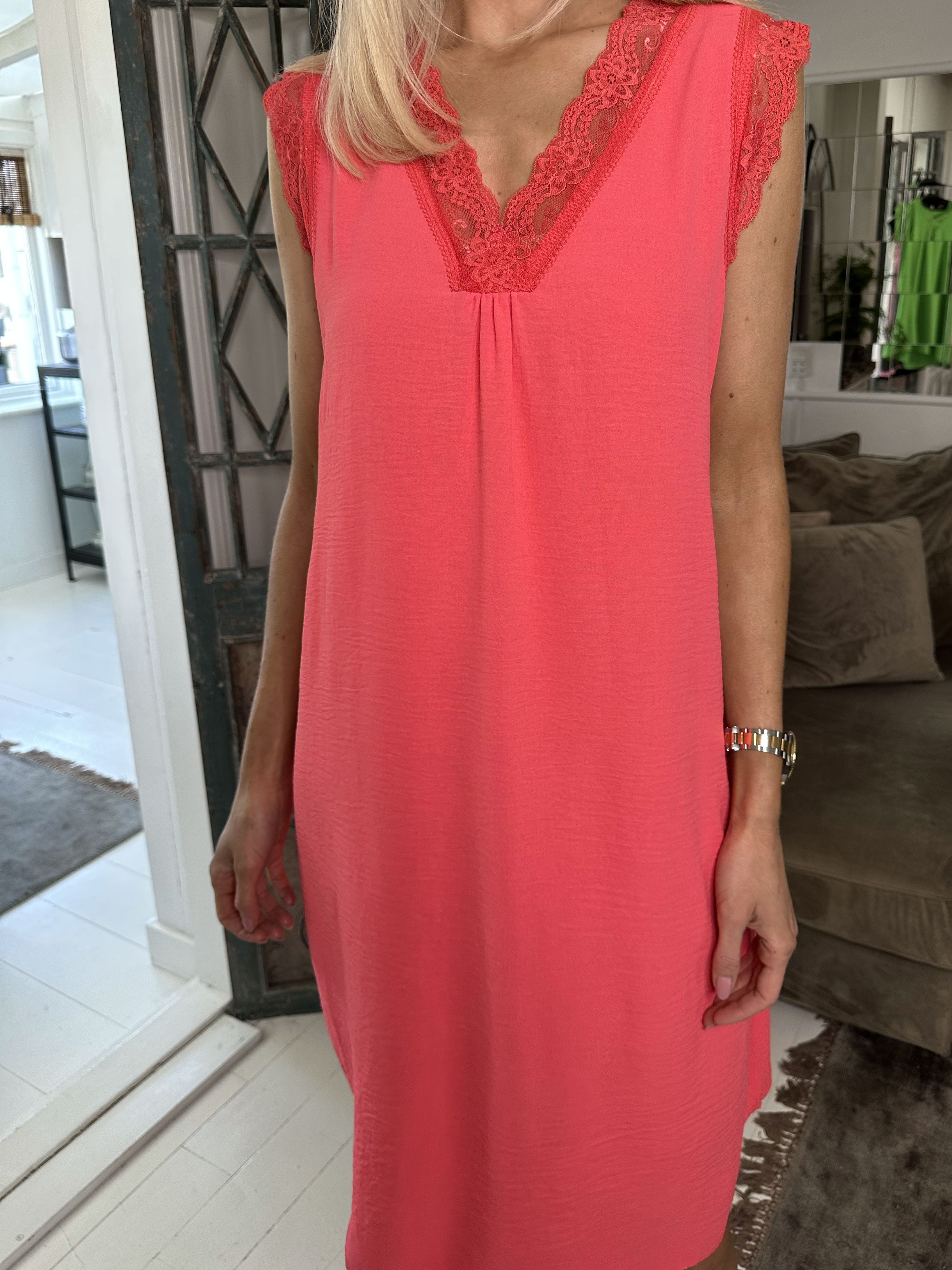 Elly - Söt sommarklänning med spets