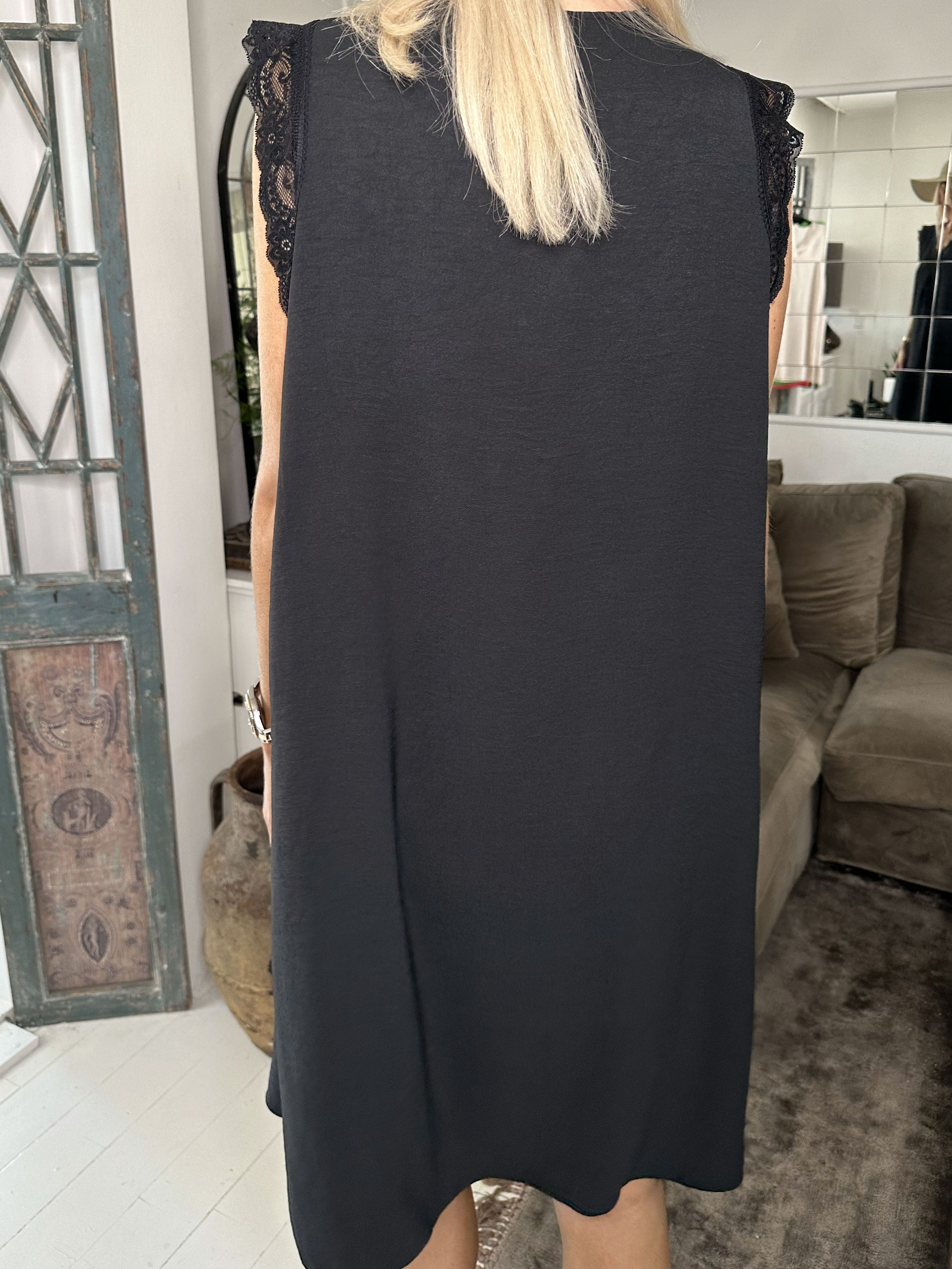 Elly - Söt sommarklänning med spets