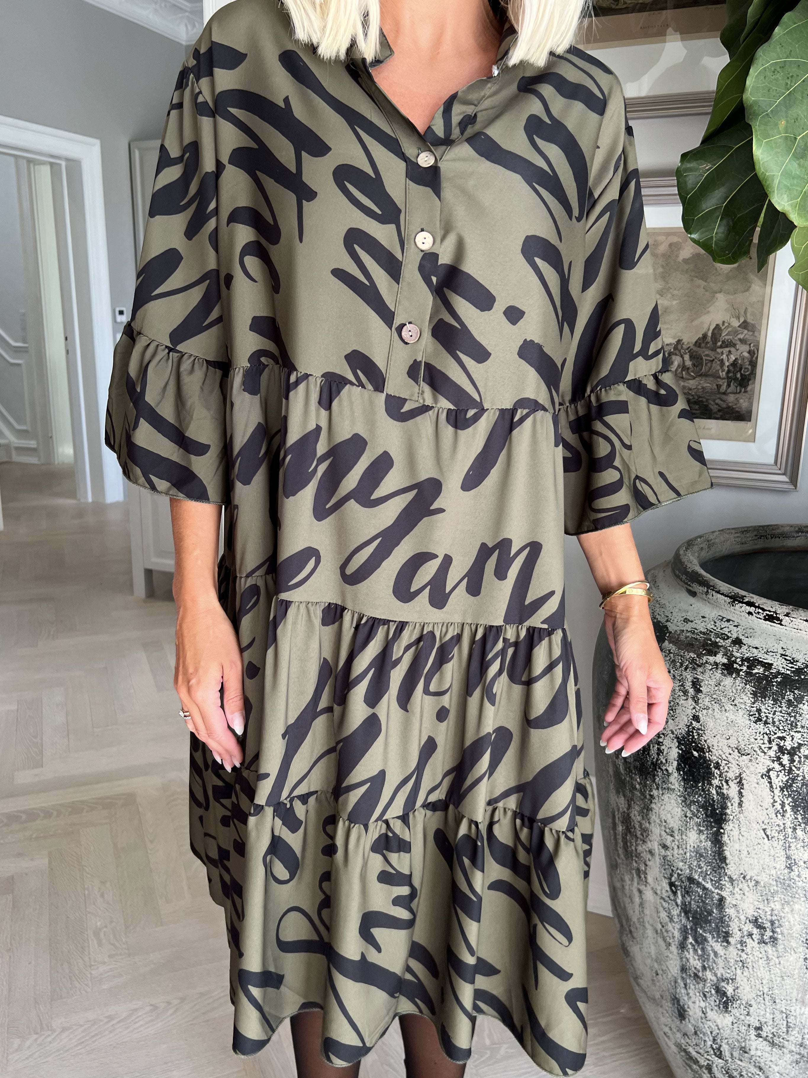 Elmis - Söt klänning med text