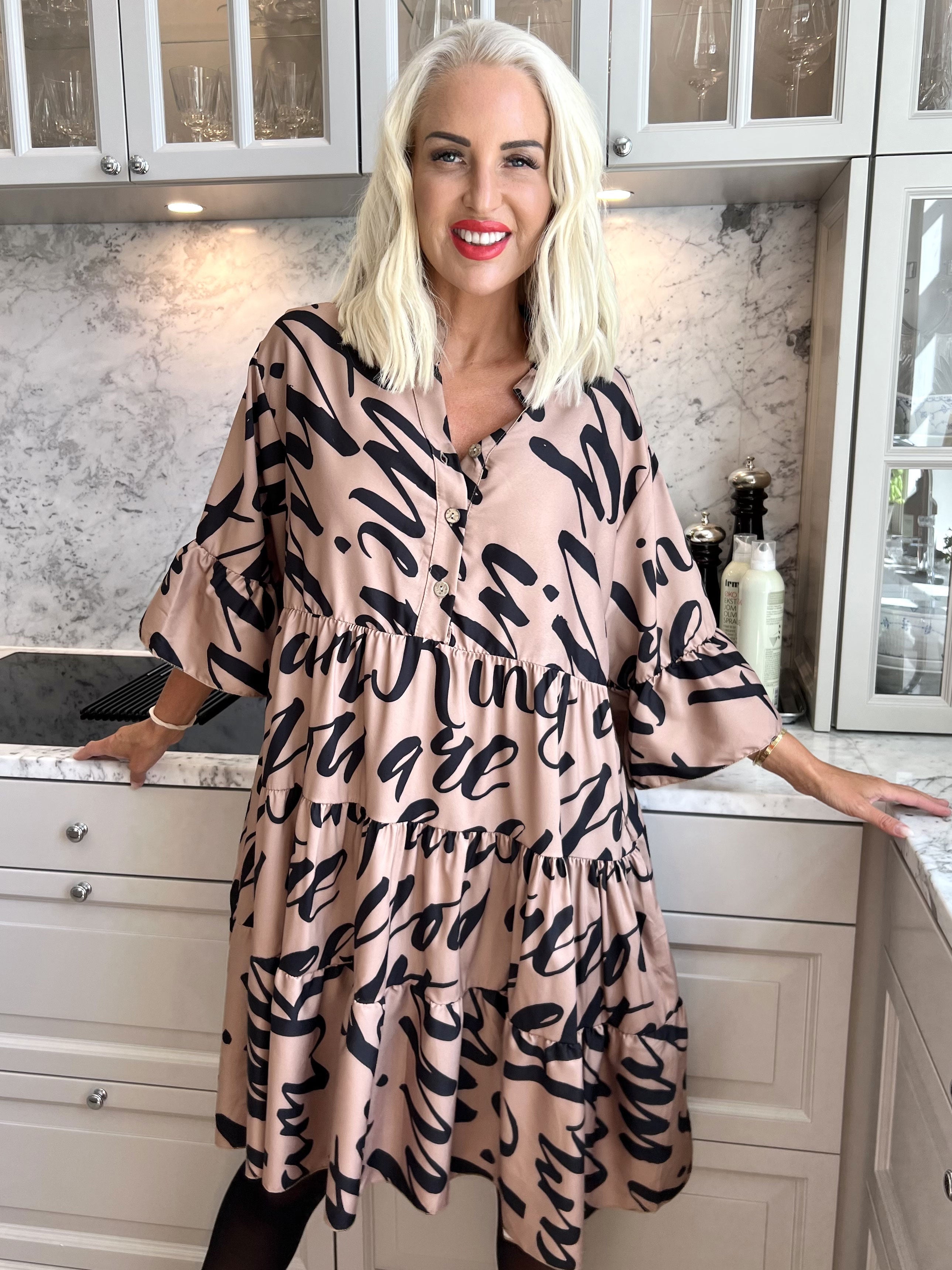 Elmis - Söt klänning med text