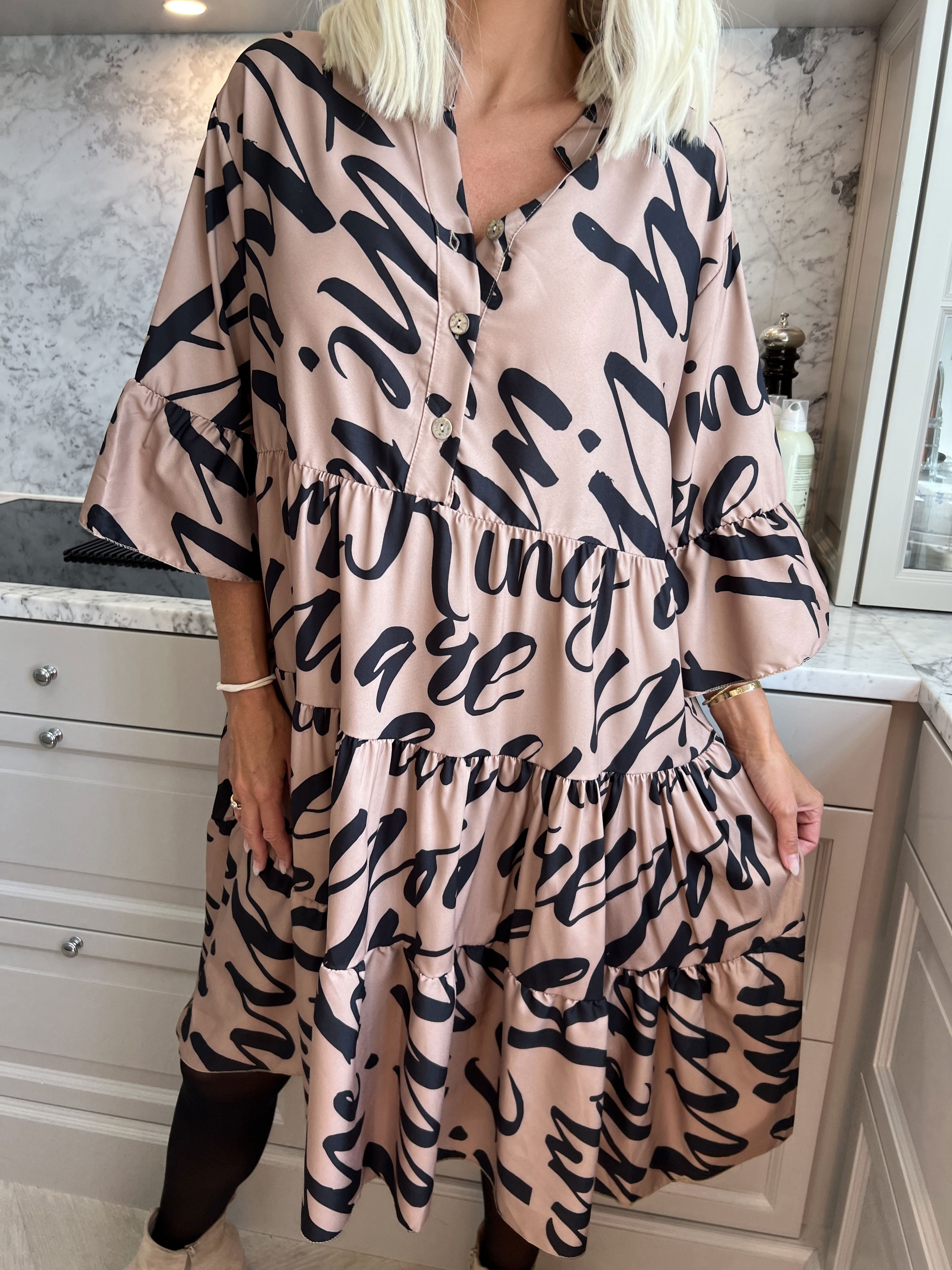 Elmis - Söt klänning med text