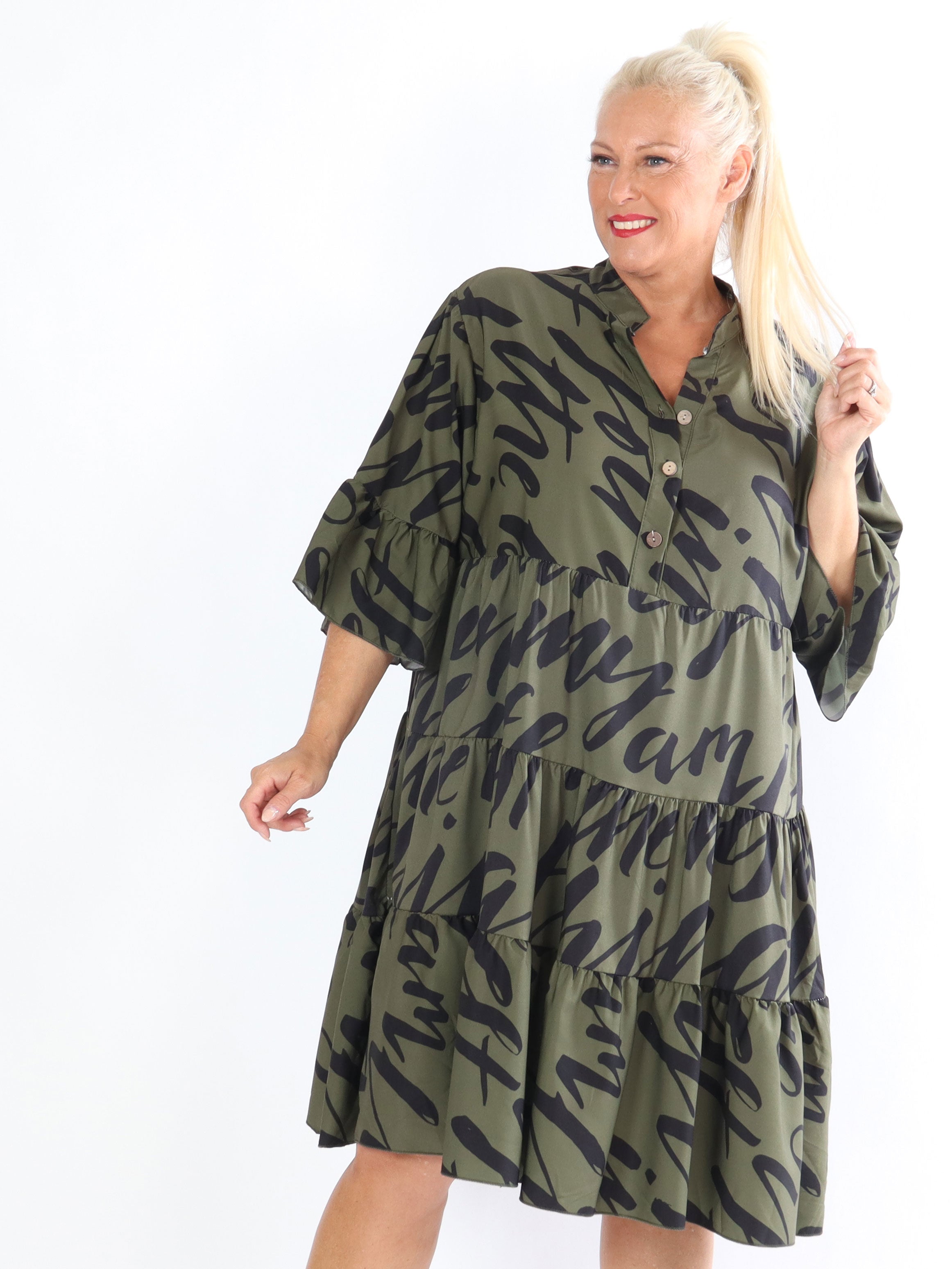 Elmis - Söt klänning i stora storlekar med fin text