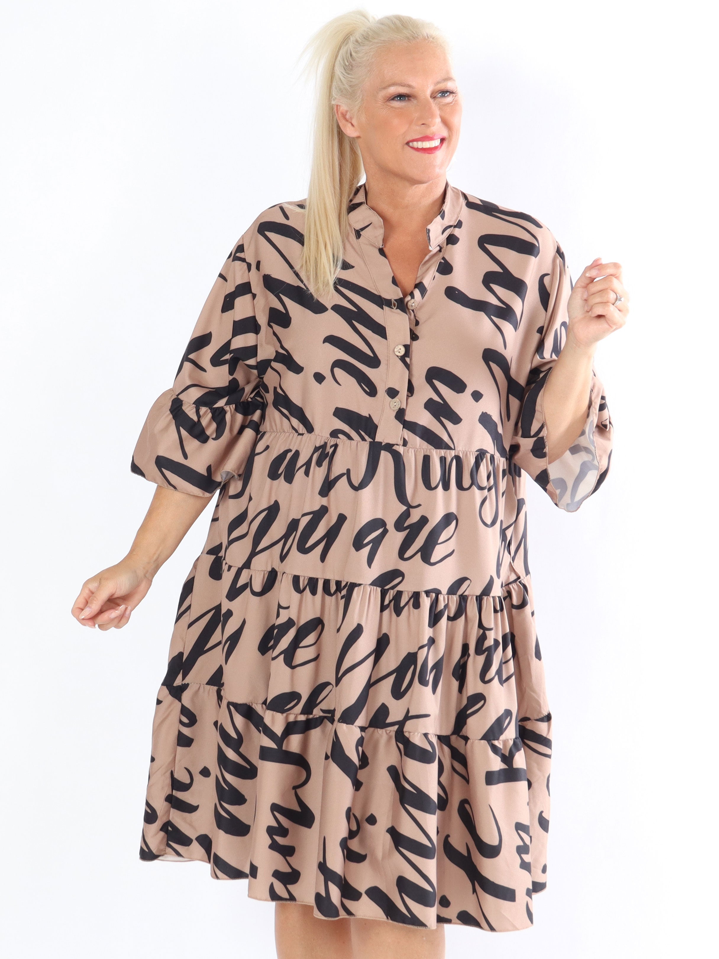 Elmis - Söt klänning i stora storlekar med fin text