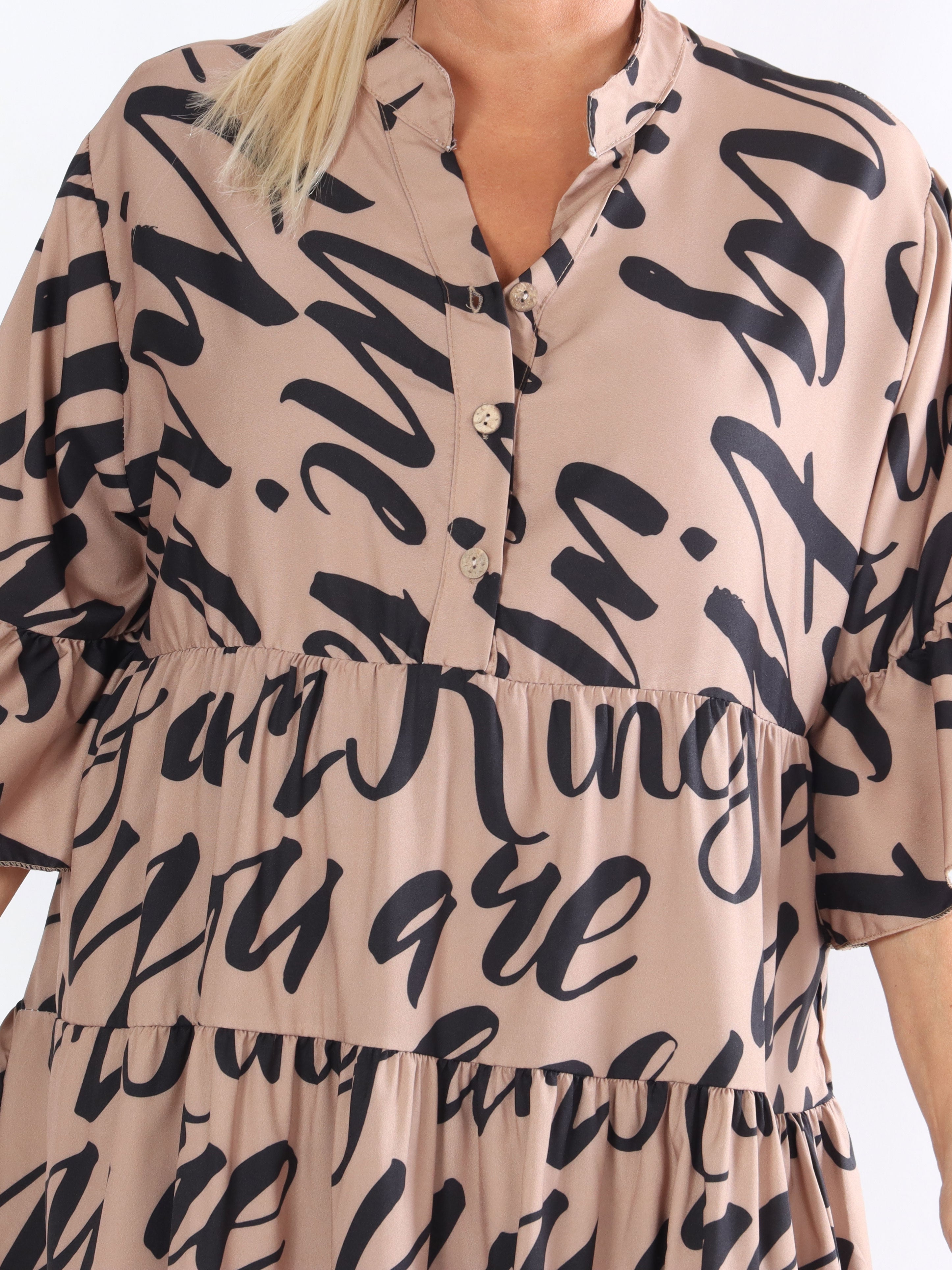 Elmis - Söt klänning i stora storlekar med fin text