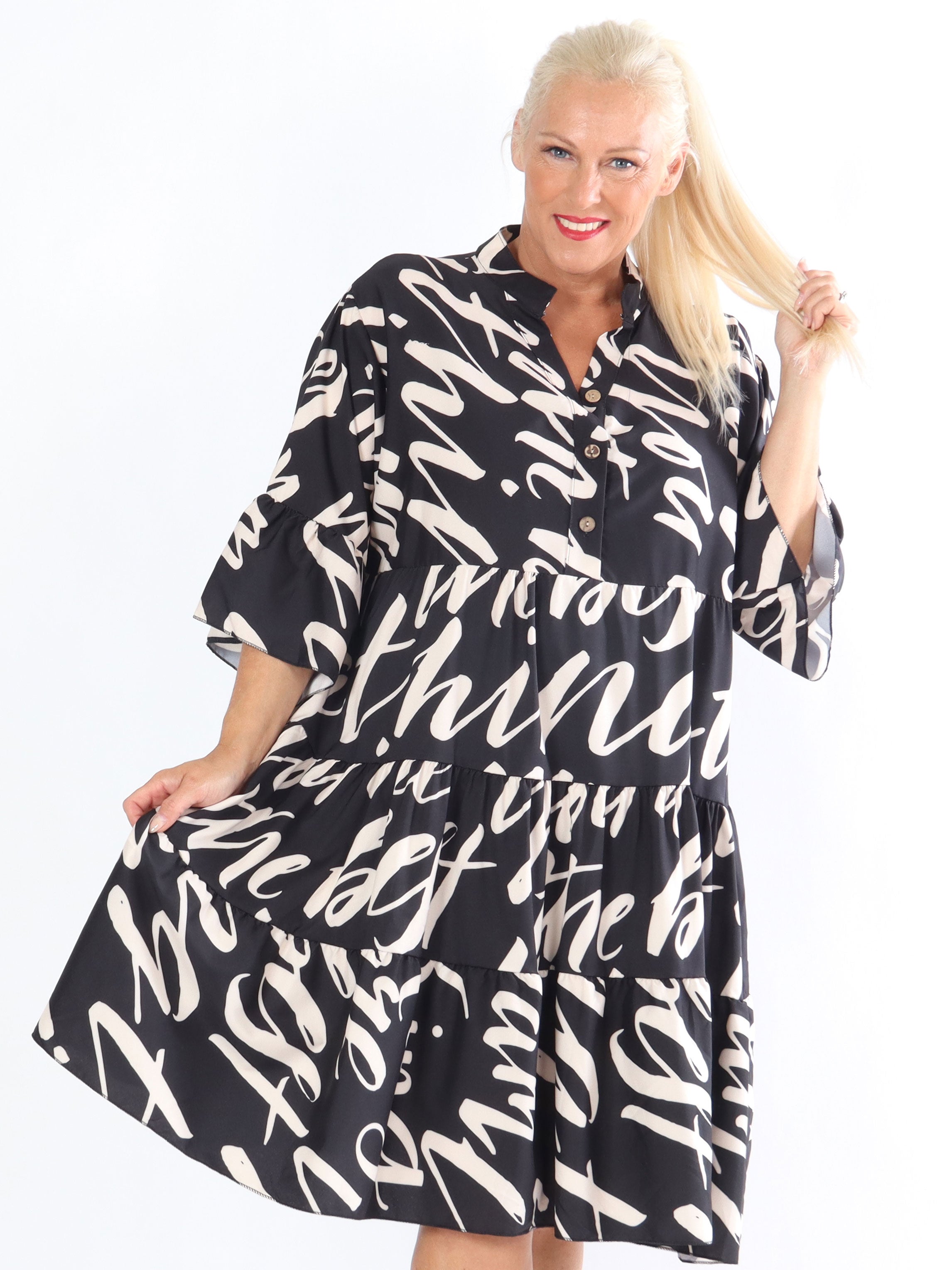 Elmis - Söt klänning i stora storlekar med fin text