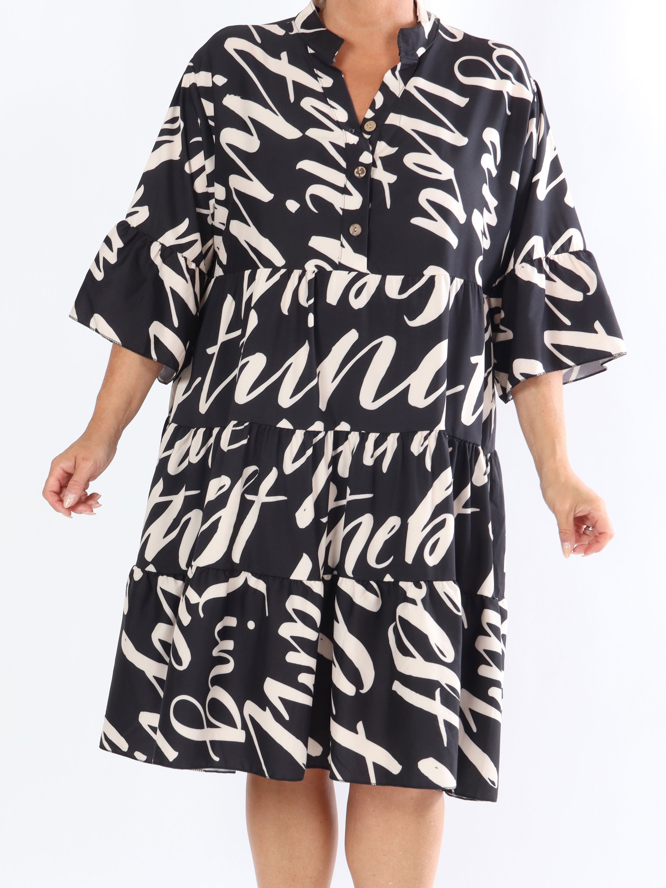 Elmis - Söt klänning i stora storlekar med fin text