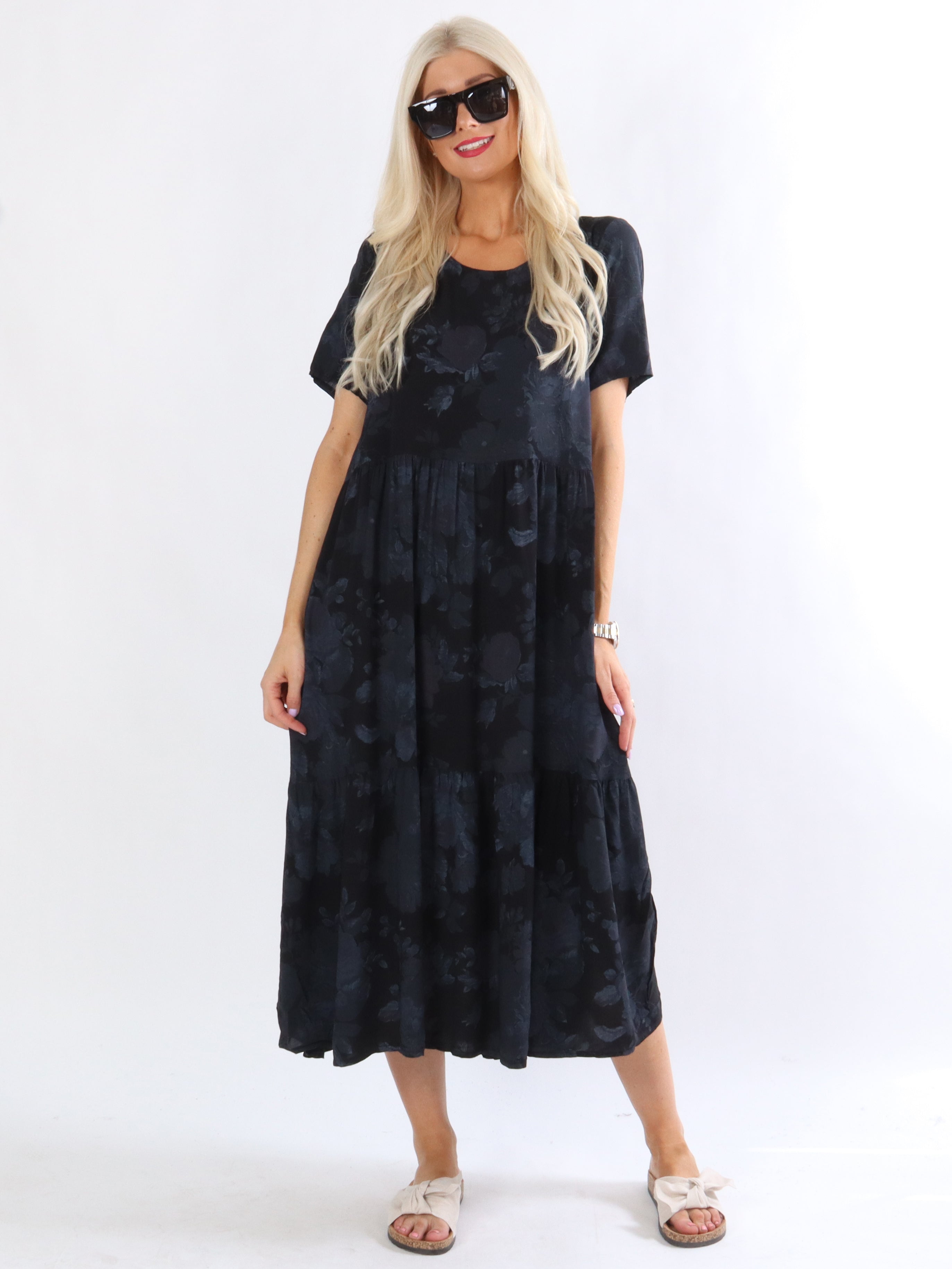 Elva - Armégrön klänning med blommigt tryck och lager på lager-look