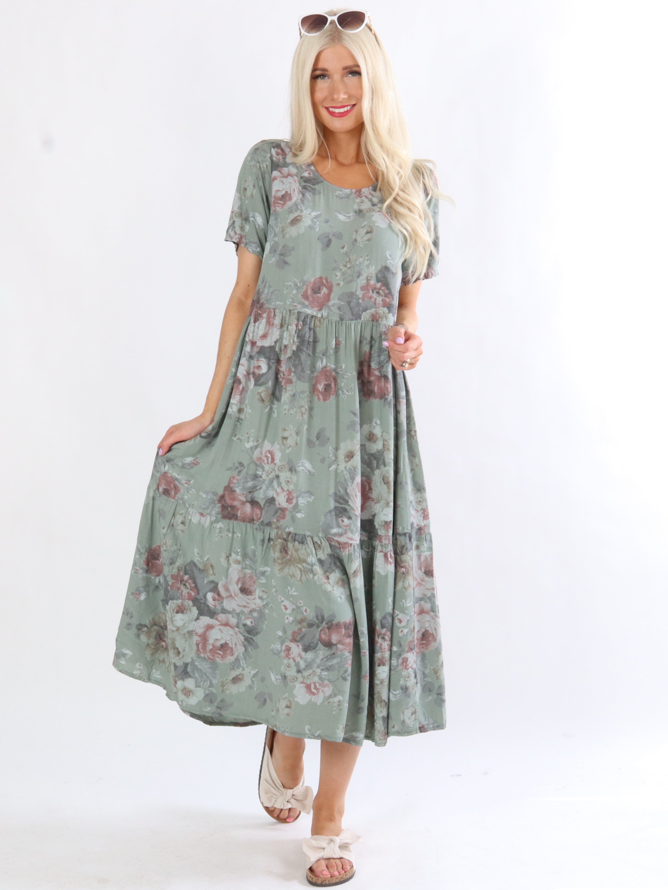 Elva - Armégrön klänning med blommigt tryck och lager på lager-look