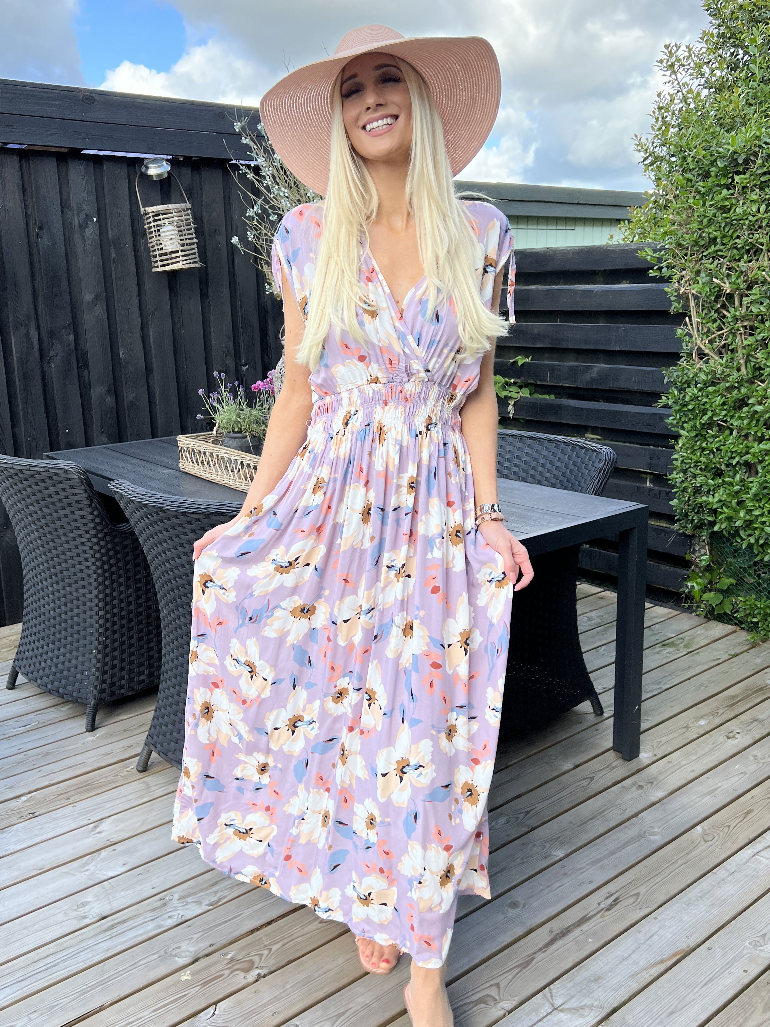 Emily - Lång blommig klänning med gummiband i midjan