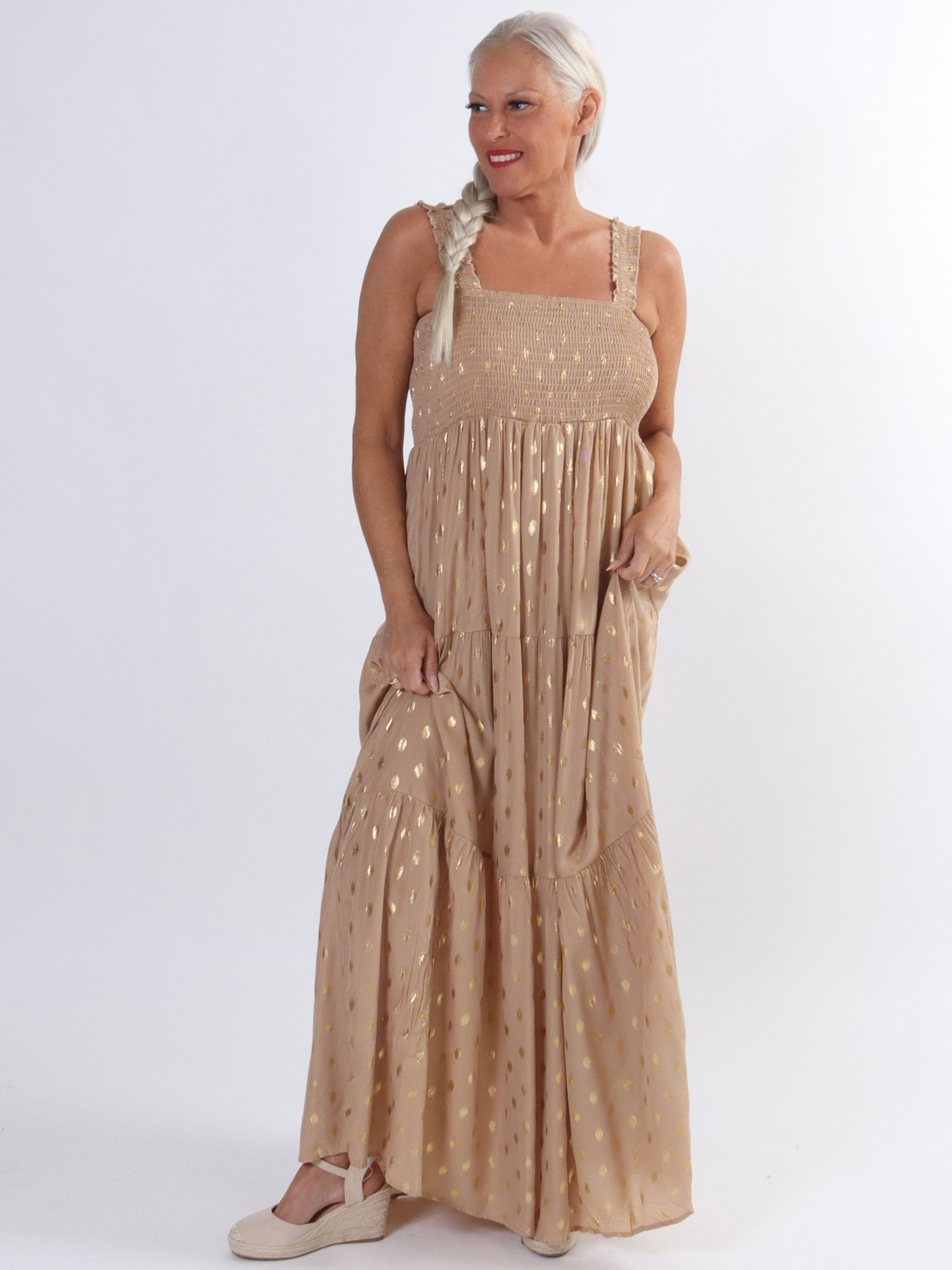 Emma - Lång klänning med smockad byst och gulddetaljer - Beige