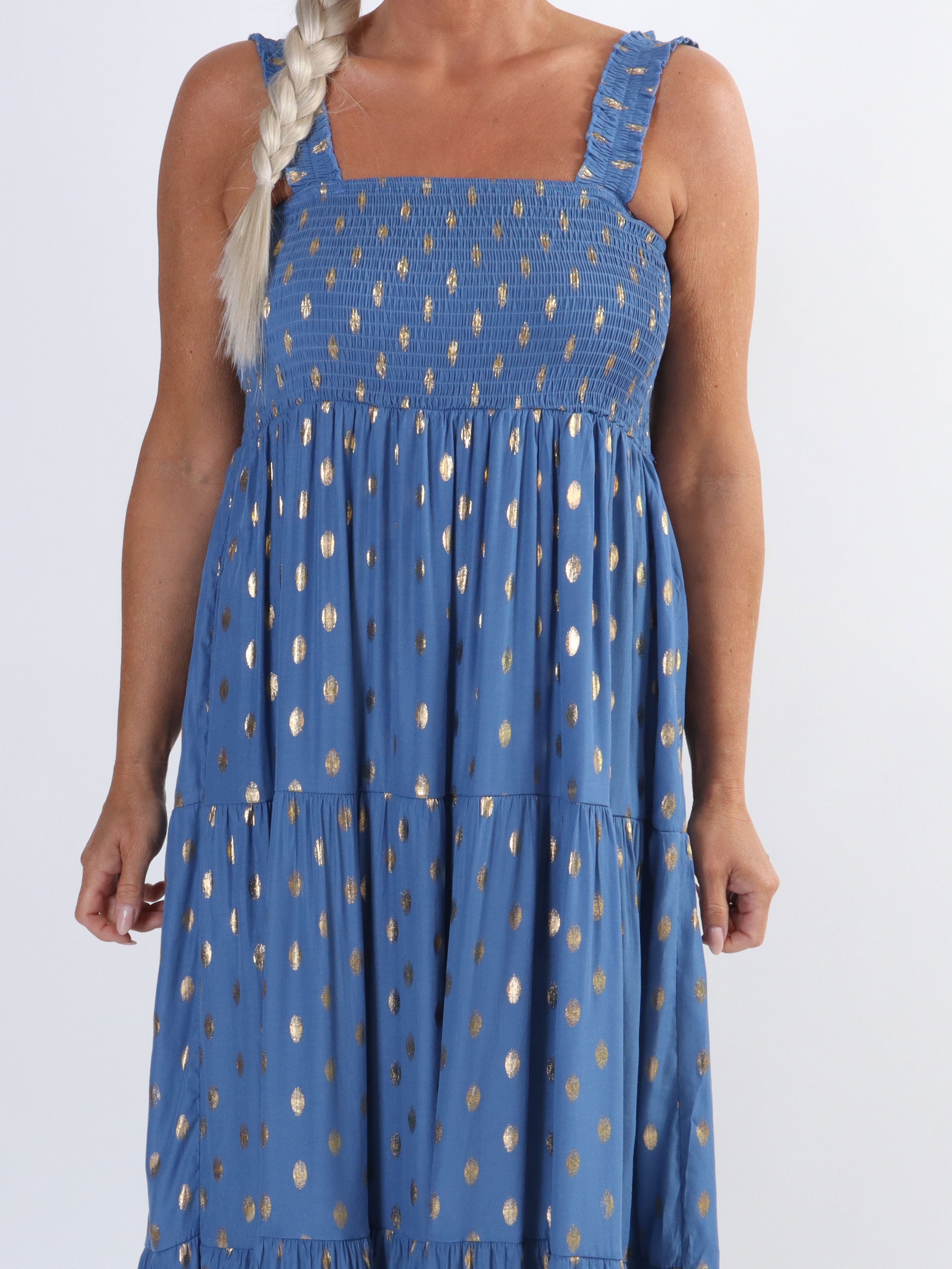 Emma - Lång klänning med smockad byst och gulddetaljer - Lavender