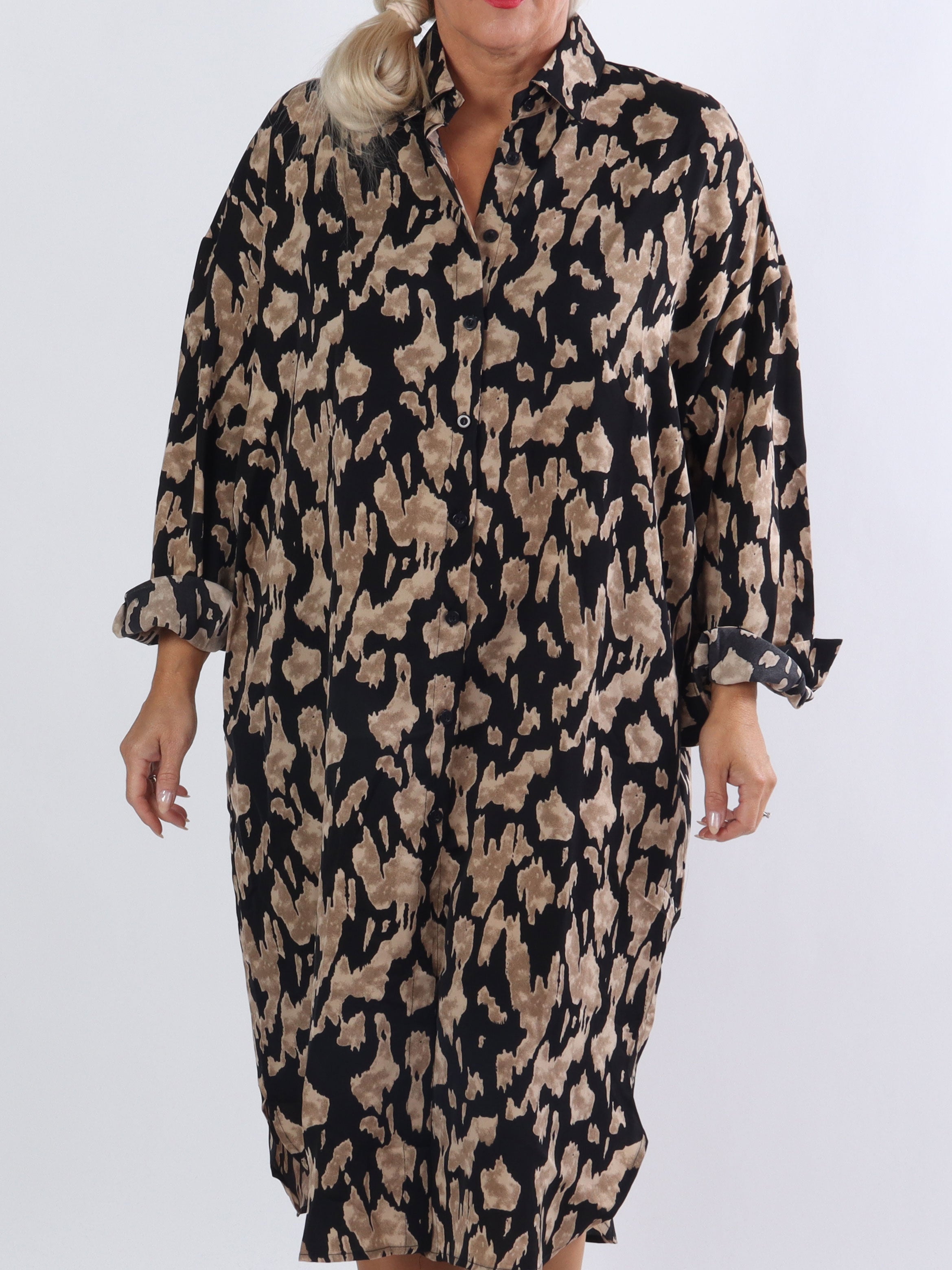 Emmie - Lång skjortklänning med tryck - Black