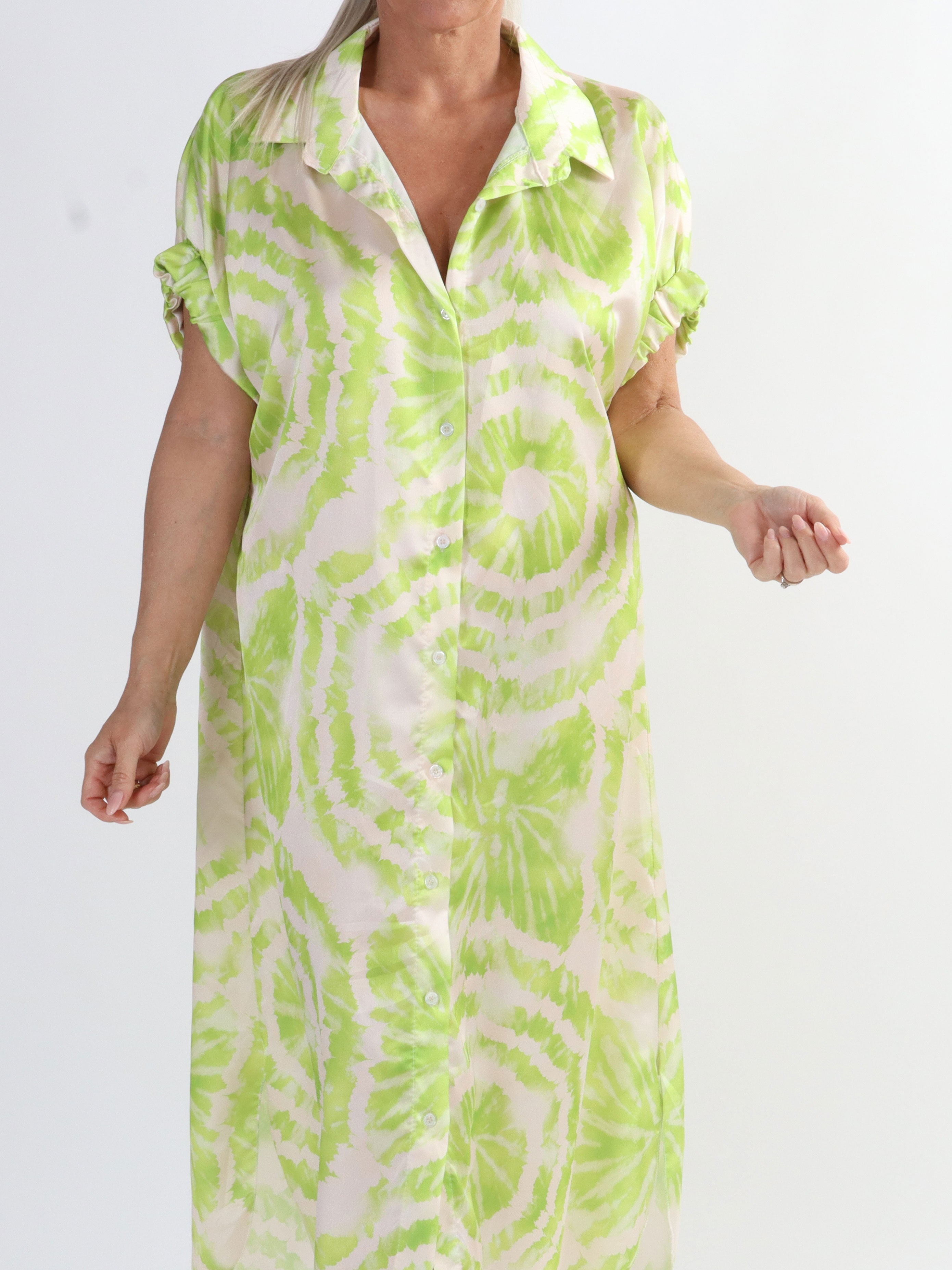 Erin - Plus size skjortklänning med knappar och batikmönster