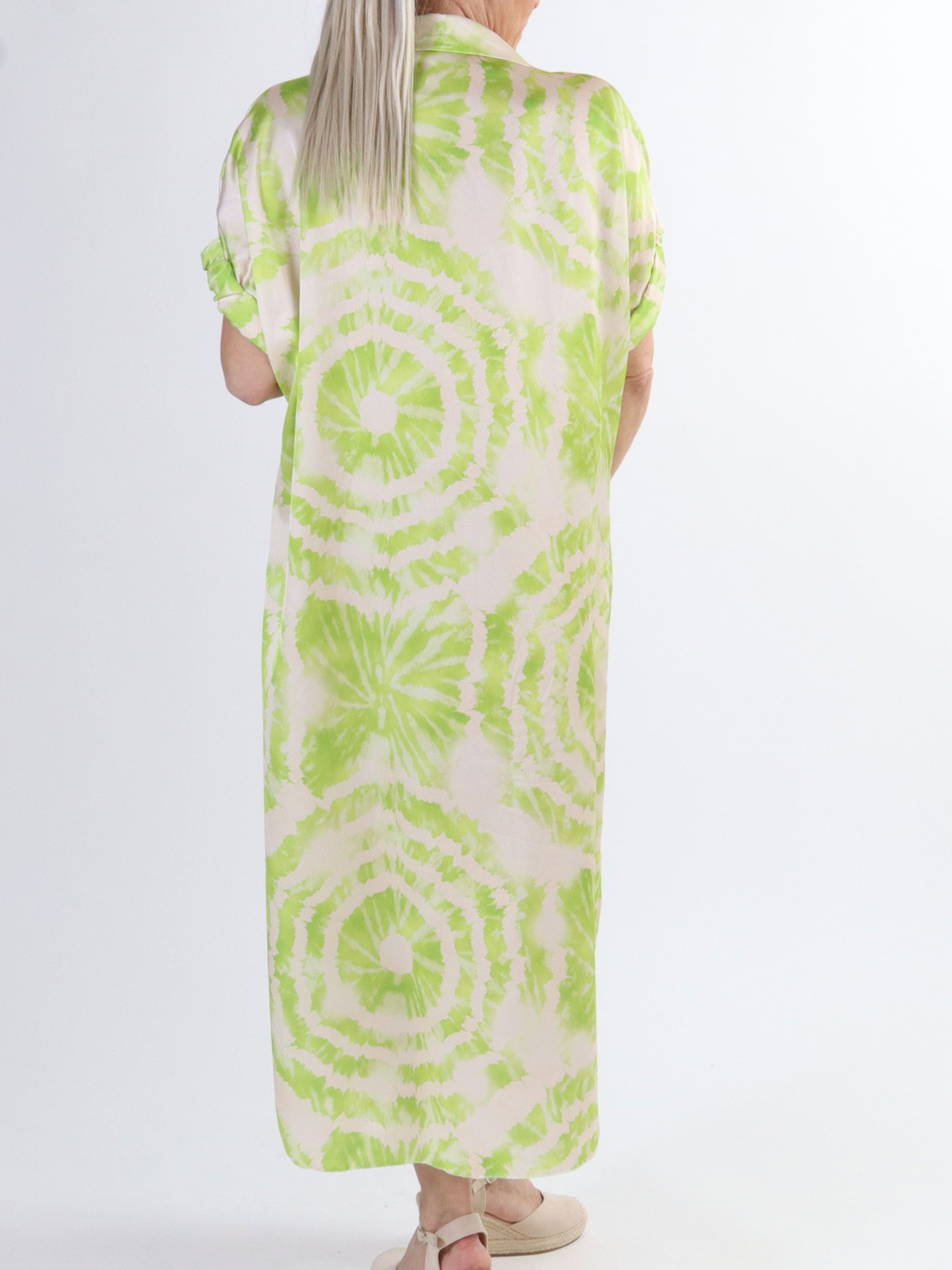 Erin - Plus size skjortklänning med knappar och batikmönster