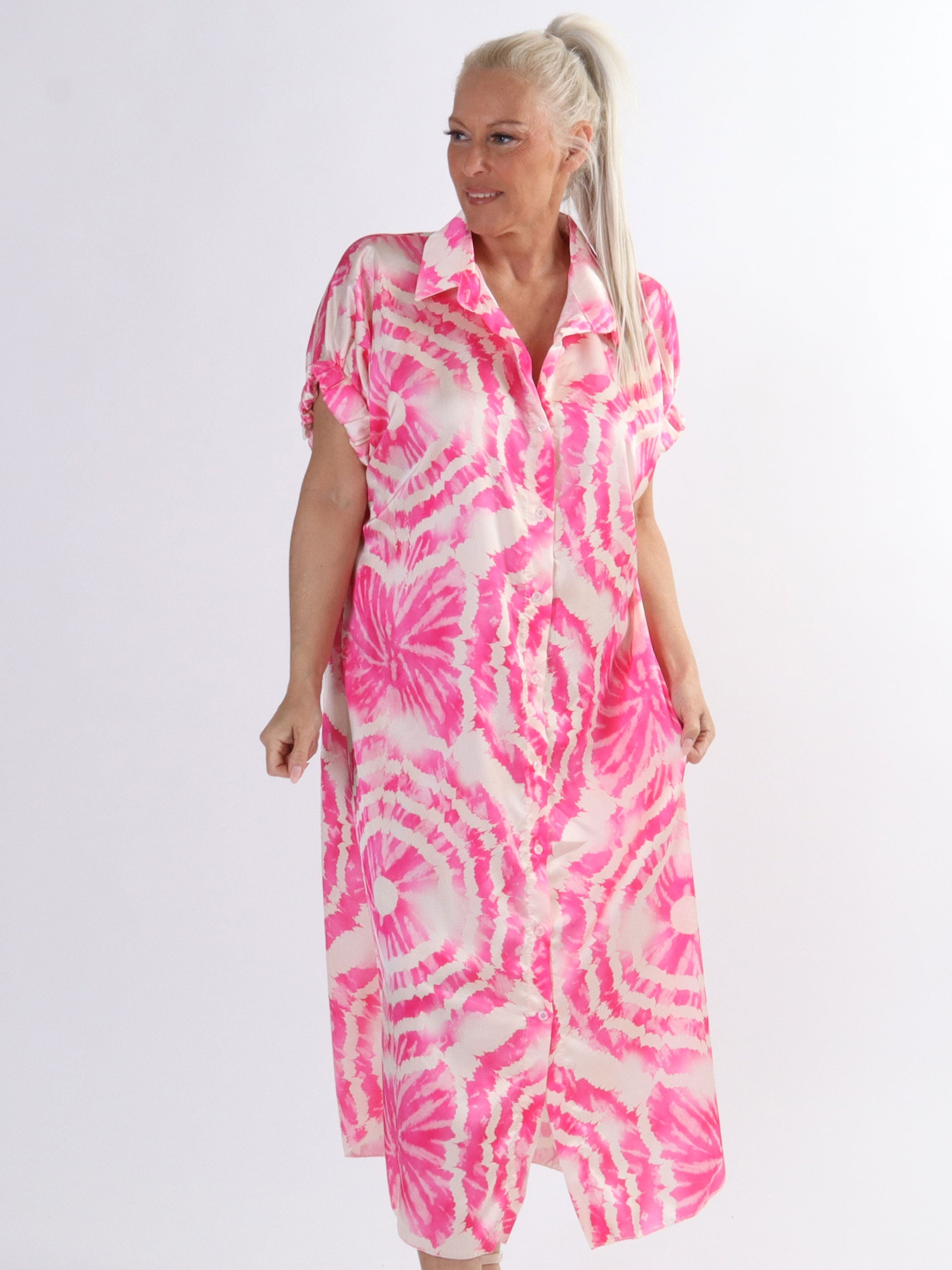 Erin - Plus size skjortklänning med knappar och batikmönster