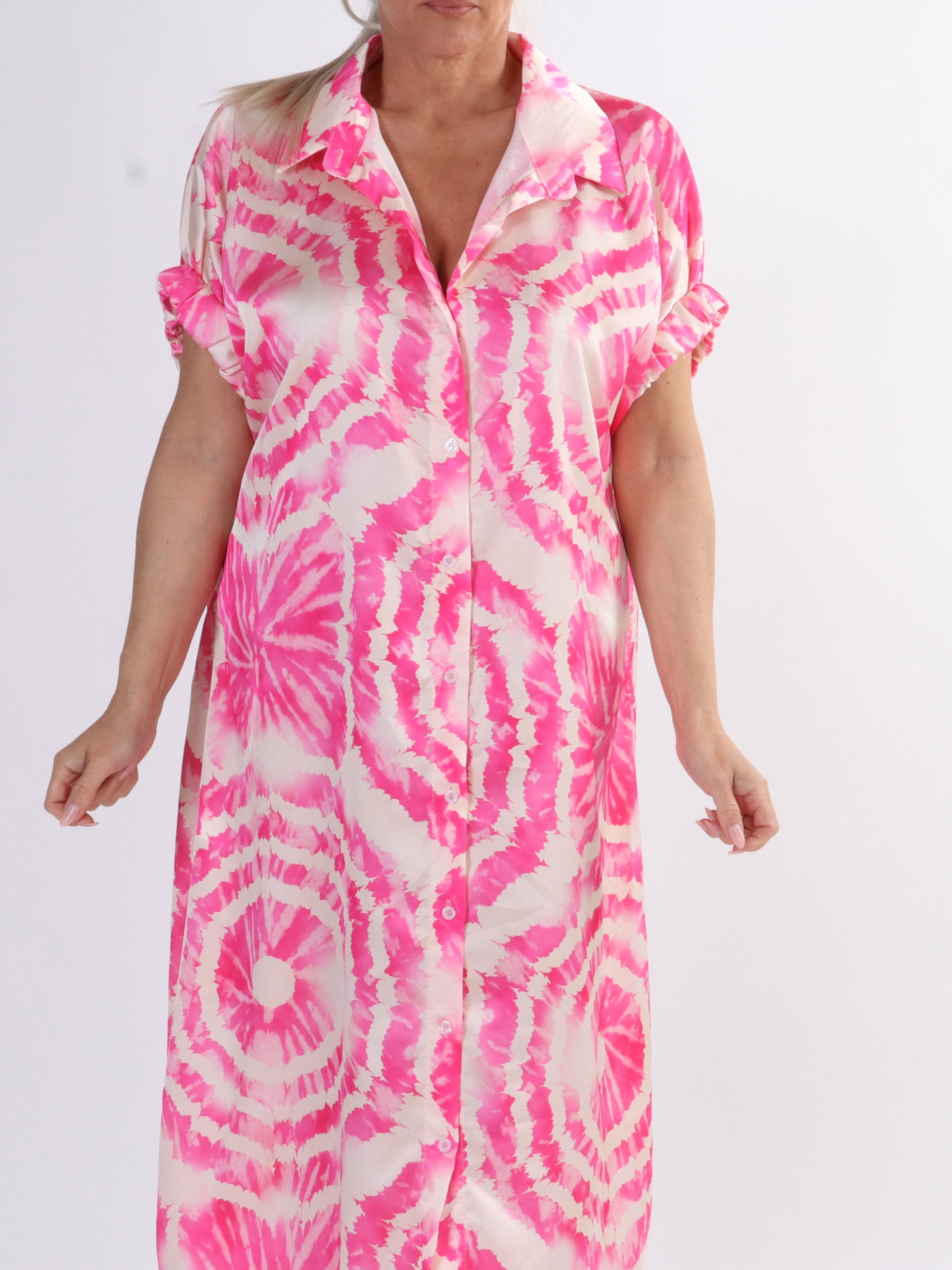 Erin - Plus size skjortklänning med knappar och batikmönster