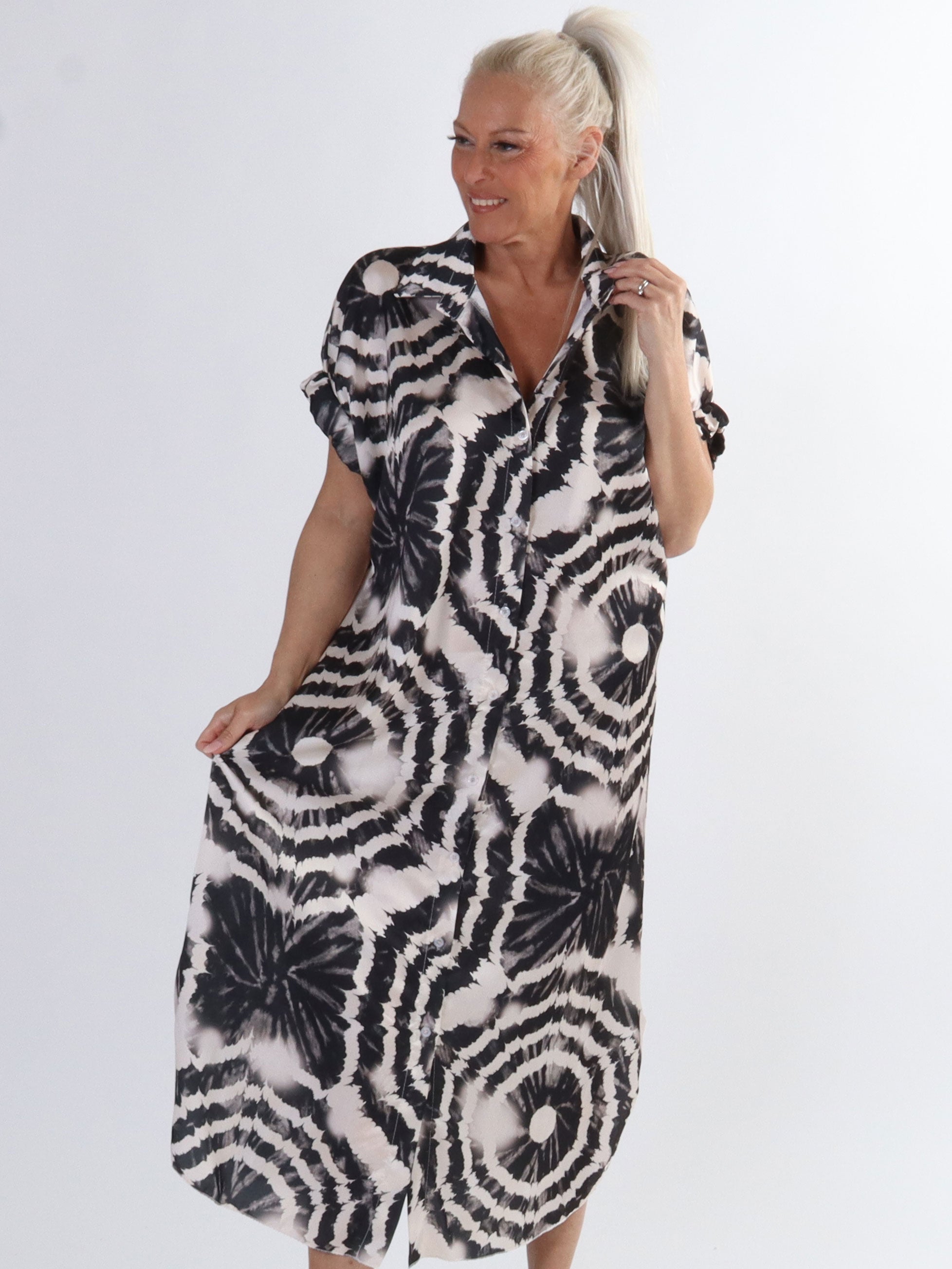 Erin - Plus size skjortklänning med knappar och batikmönster