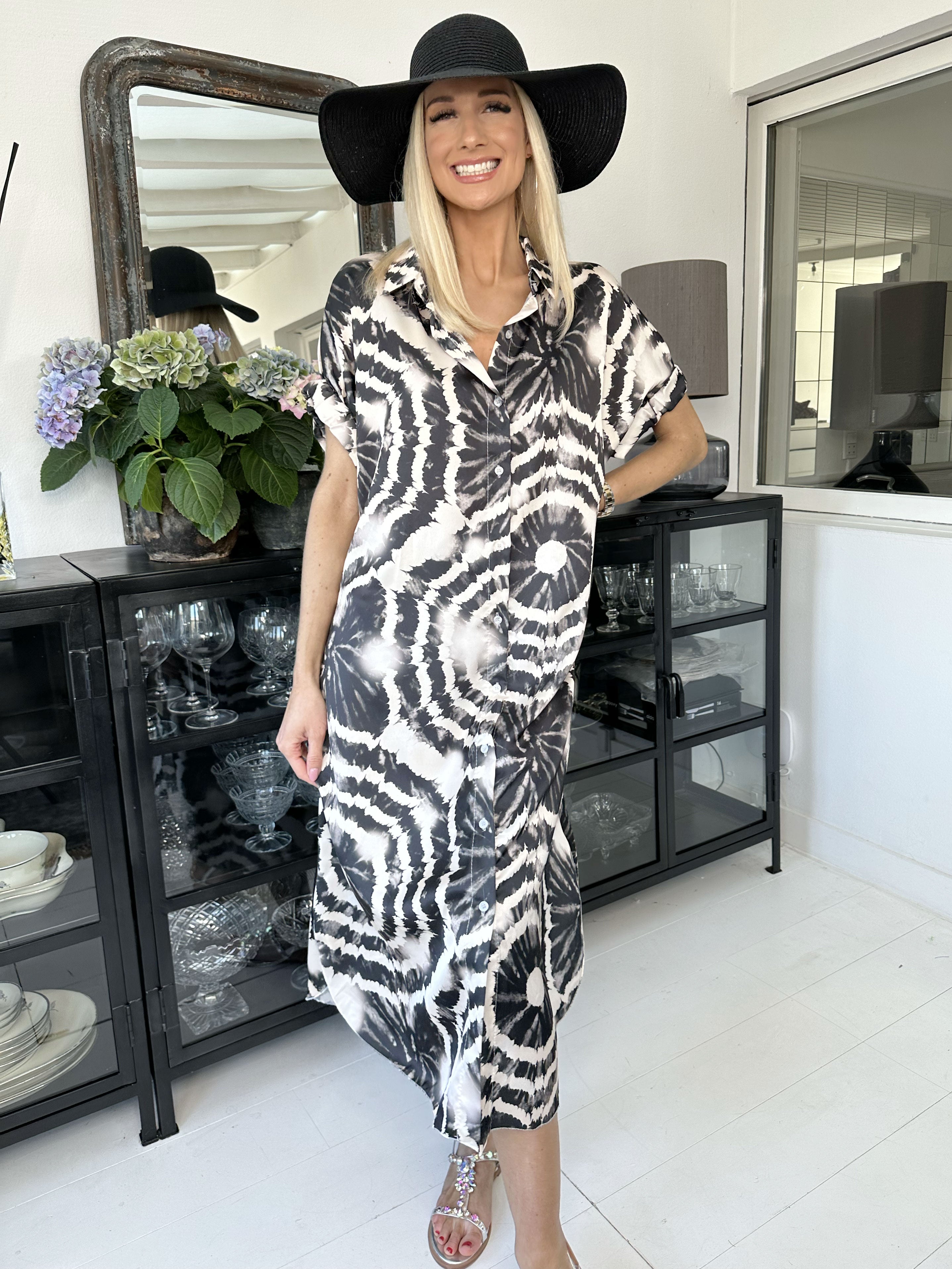 Erin - Skjortklänning med knappar och batikmönster