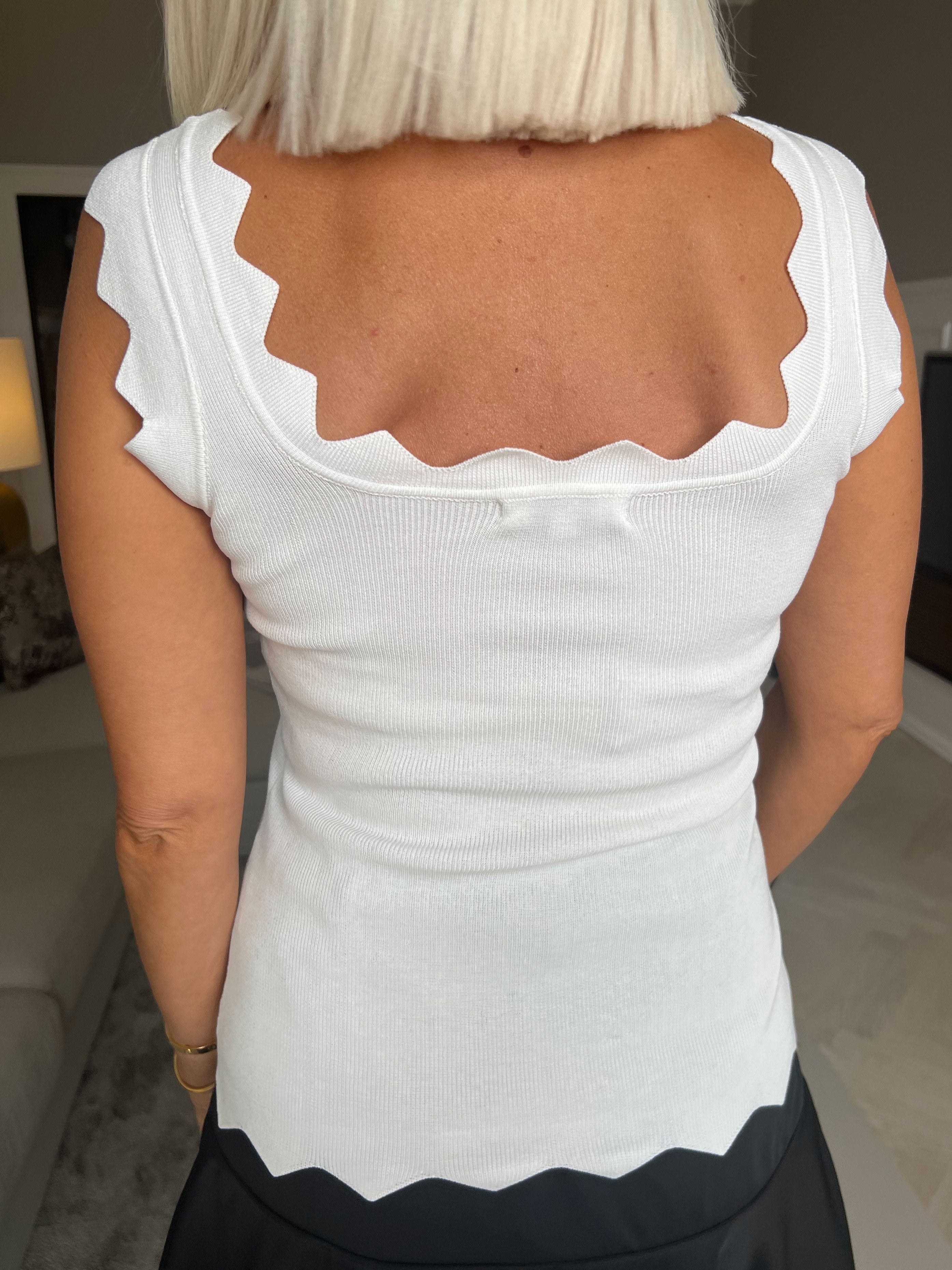 Esta - Söt blus med sicksackkanter - Beige