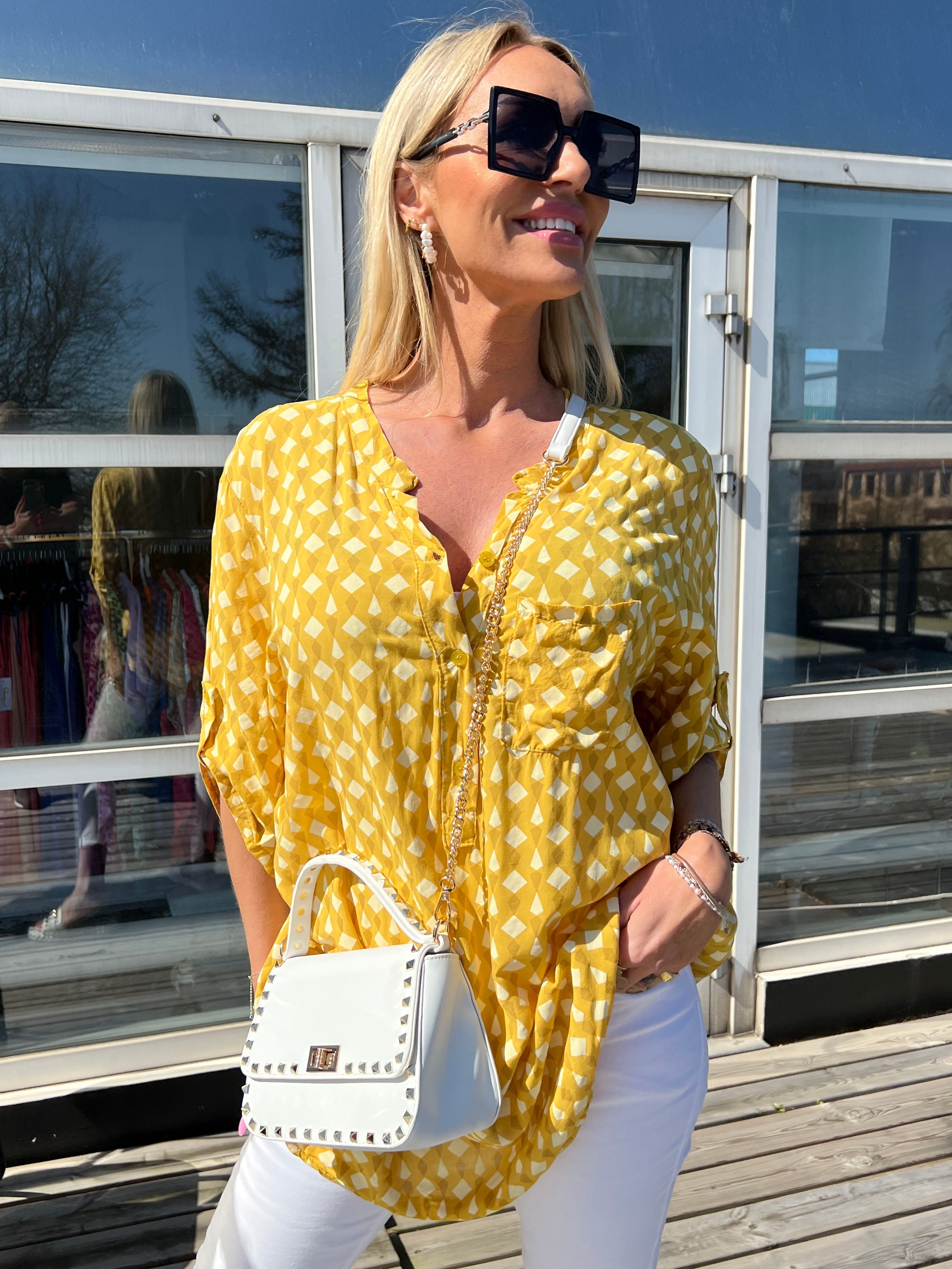 Esther - Sort skjorte med mønster og lomme på brystet