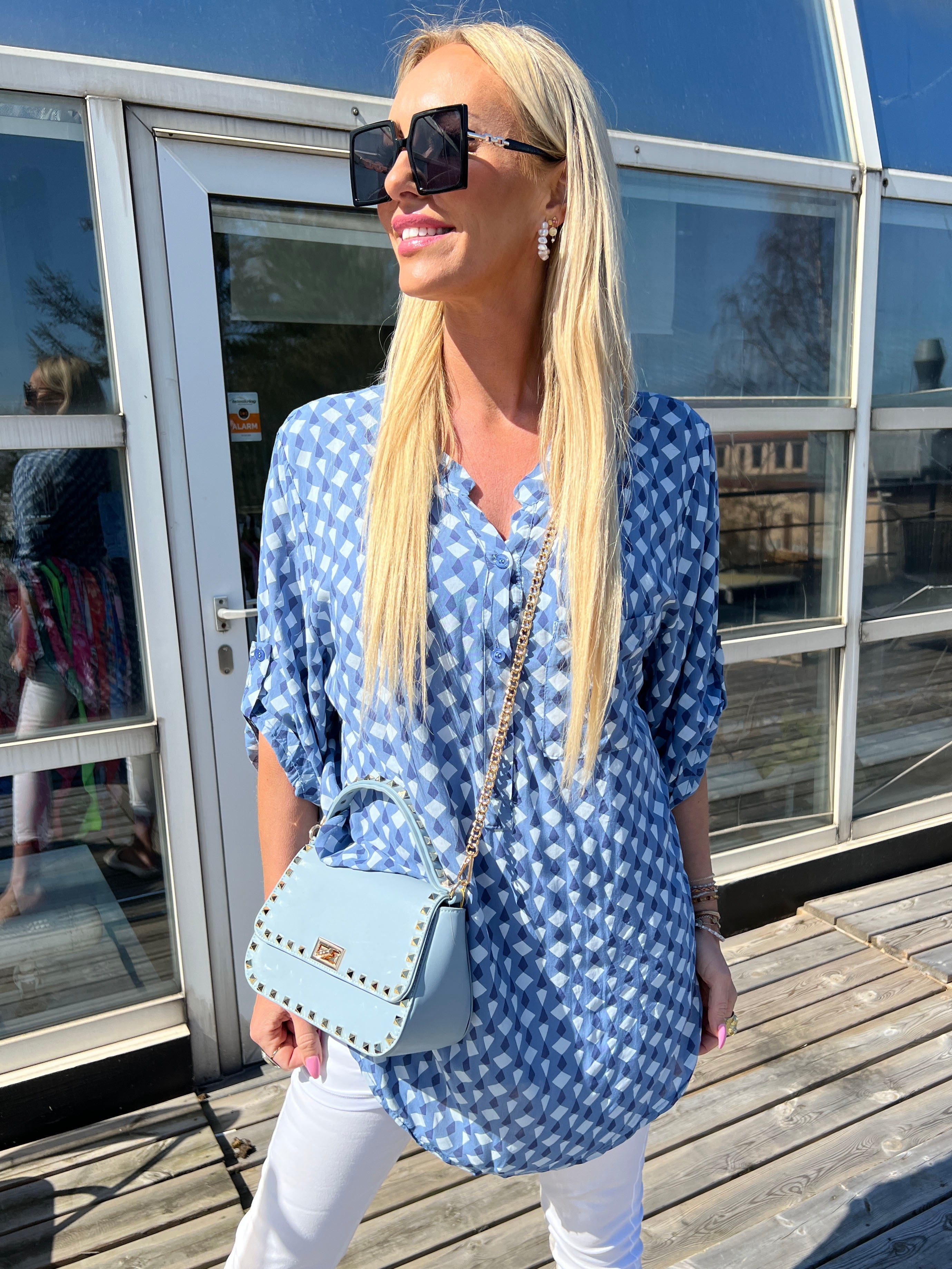 Esther - Sort skjorte med mønster og lomme på brystet